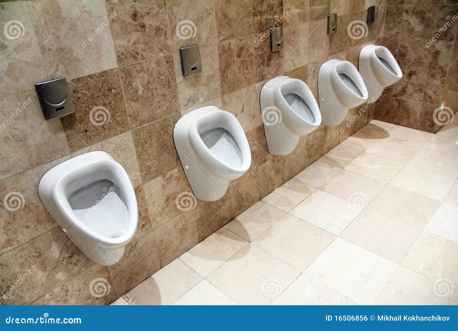 Urinals im Restroom stockfoto. Bild von wand, öffentlichkeit - 16506856