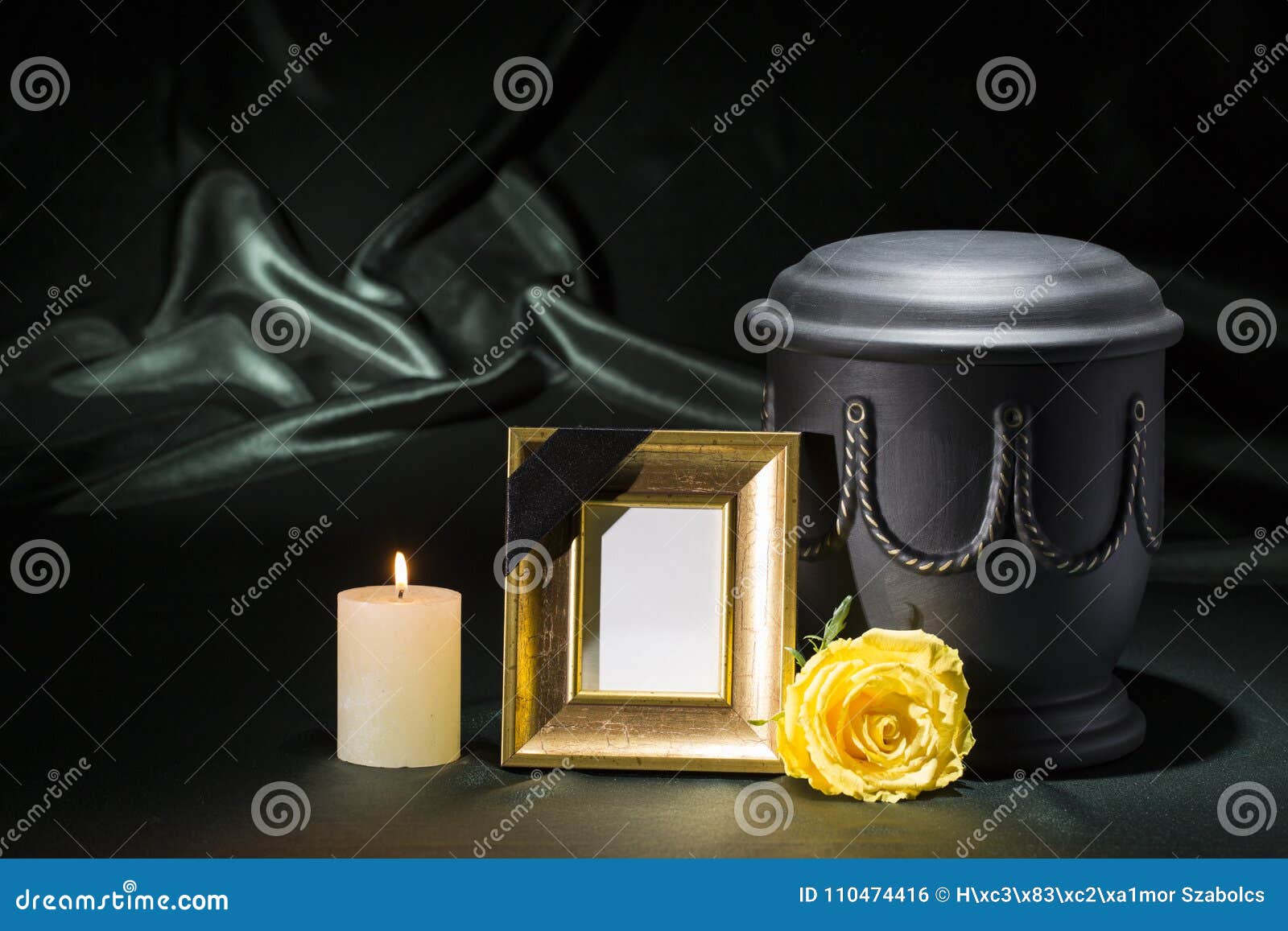 Urne Noire De Cimetière Avec Le Cadre De Deuil D'or, Bougie Brûlante, Rose  De Jaune Sur Le Fond Vert-foncé Photo stock - Image du incendie, peine:  110474416