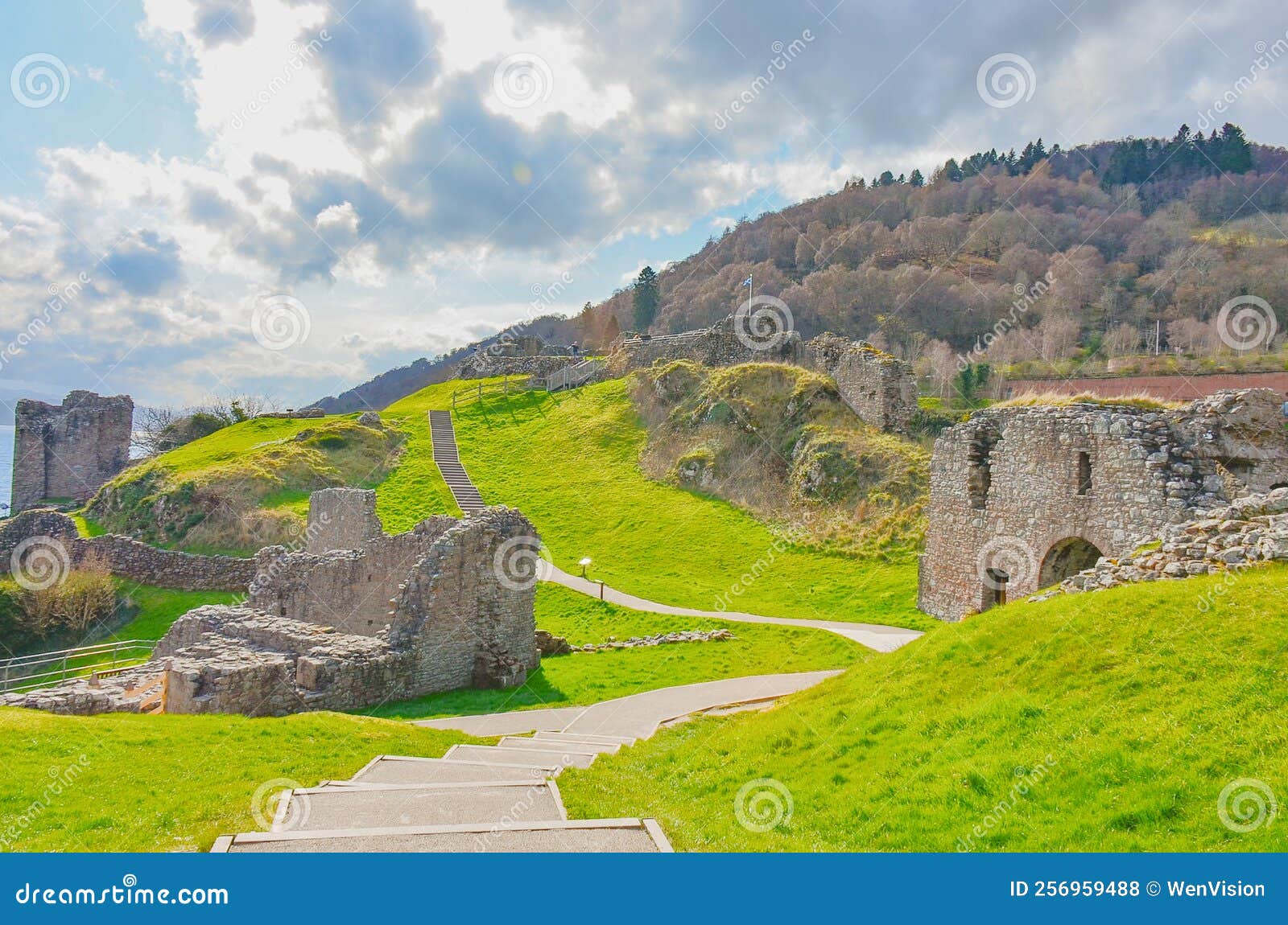 urquhart castle/caisteal ainmeal urchadain, scottish highlands