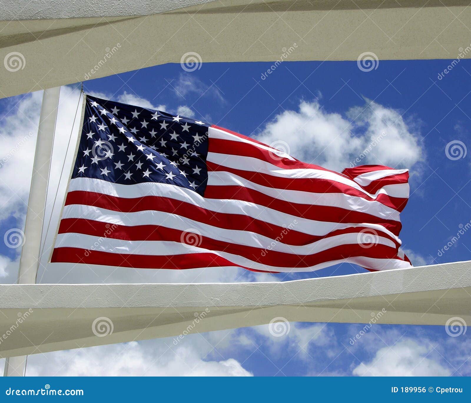 US-Markierungsfahne über USS Arizona Denkmal, Pearl Harbor, Oahu, Hawaii