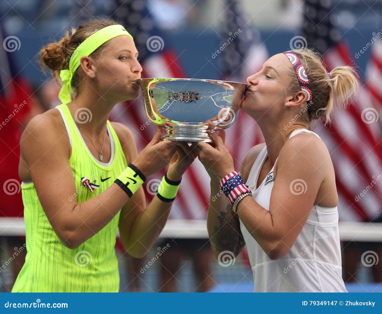 NEW YORK - 11 SETTEMBRE 2016: US Open 2016 campioni dei doppi delle donne Lucie Safarova (l) della repubblica Ceca e delle Mattek-sabbie di Bethanie degli Stati Uniti durante la presentazione del trofeo a New York