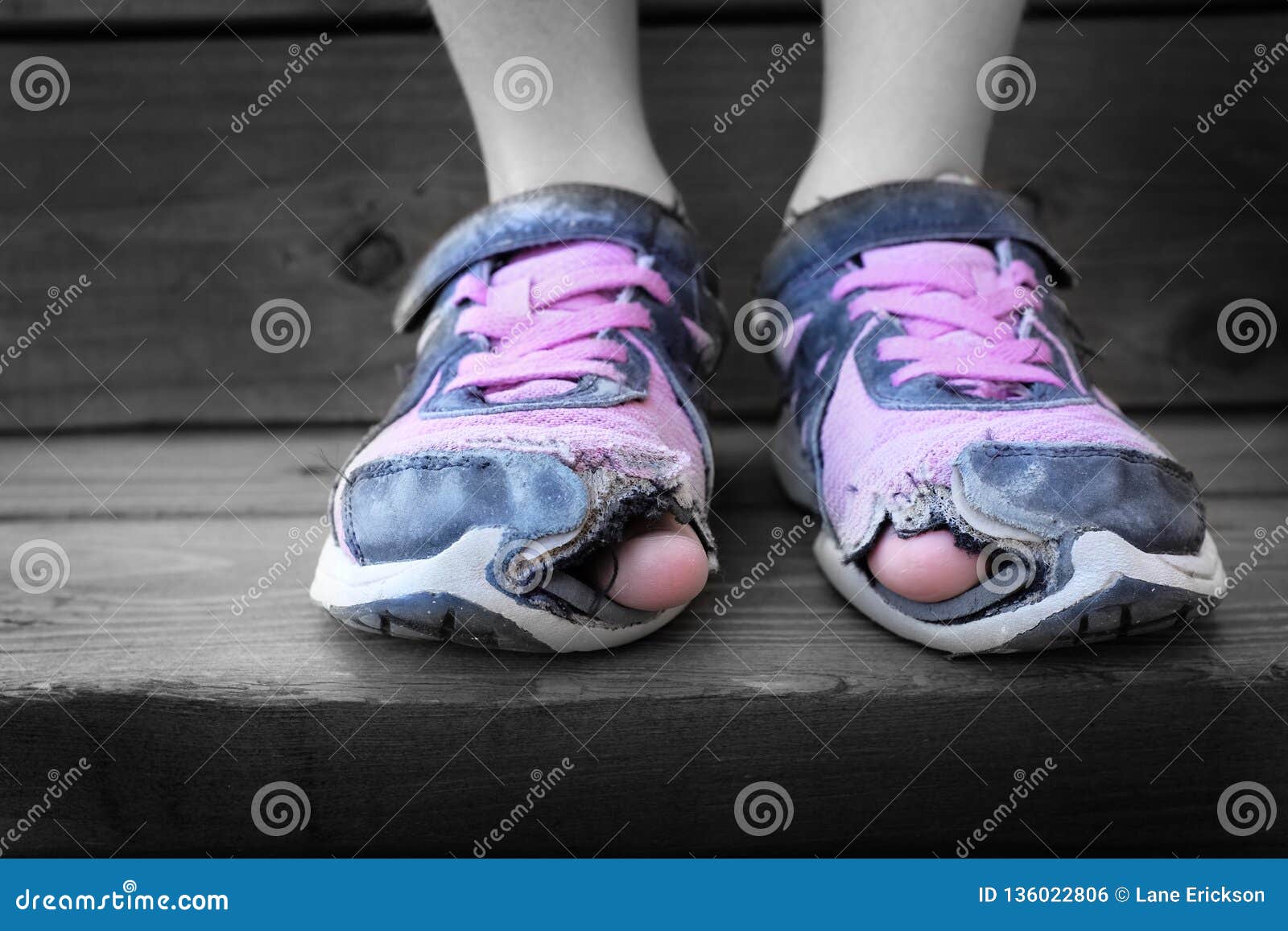Fiel Caballo Mitones Usados Zapatos Viejos Con Los Agujeros En Niño De Los Desamparados De Los  Dedos Del Pie Foto de archivo - Imagen de ruinoso, polvoriento: 136022806