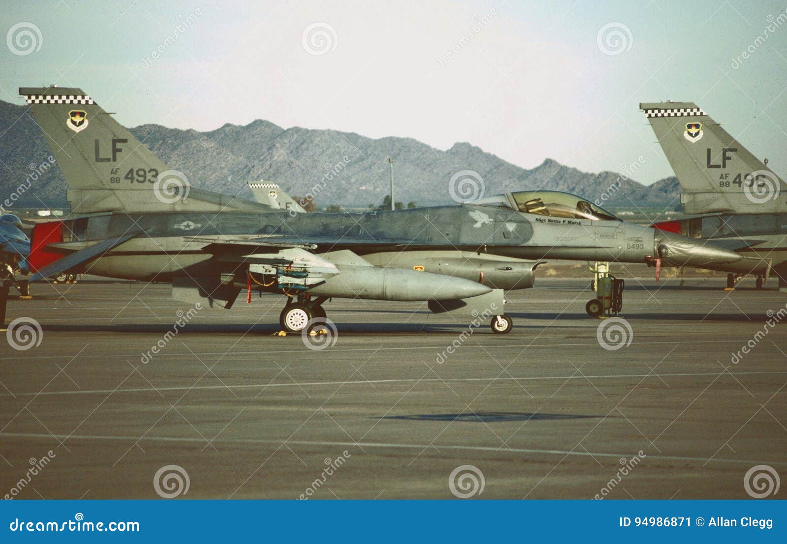 USAF General Dynamics F-16C 88-0493 on the Flight Line October 5, 1999  Editorial Photo - Image of dynamics, october: 94986871