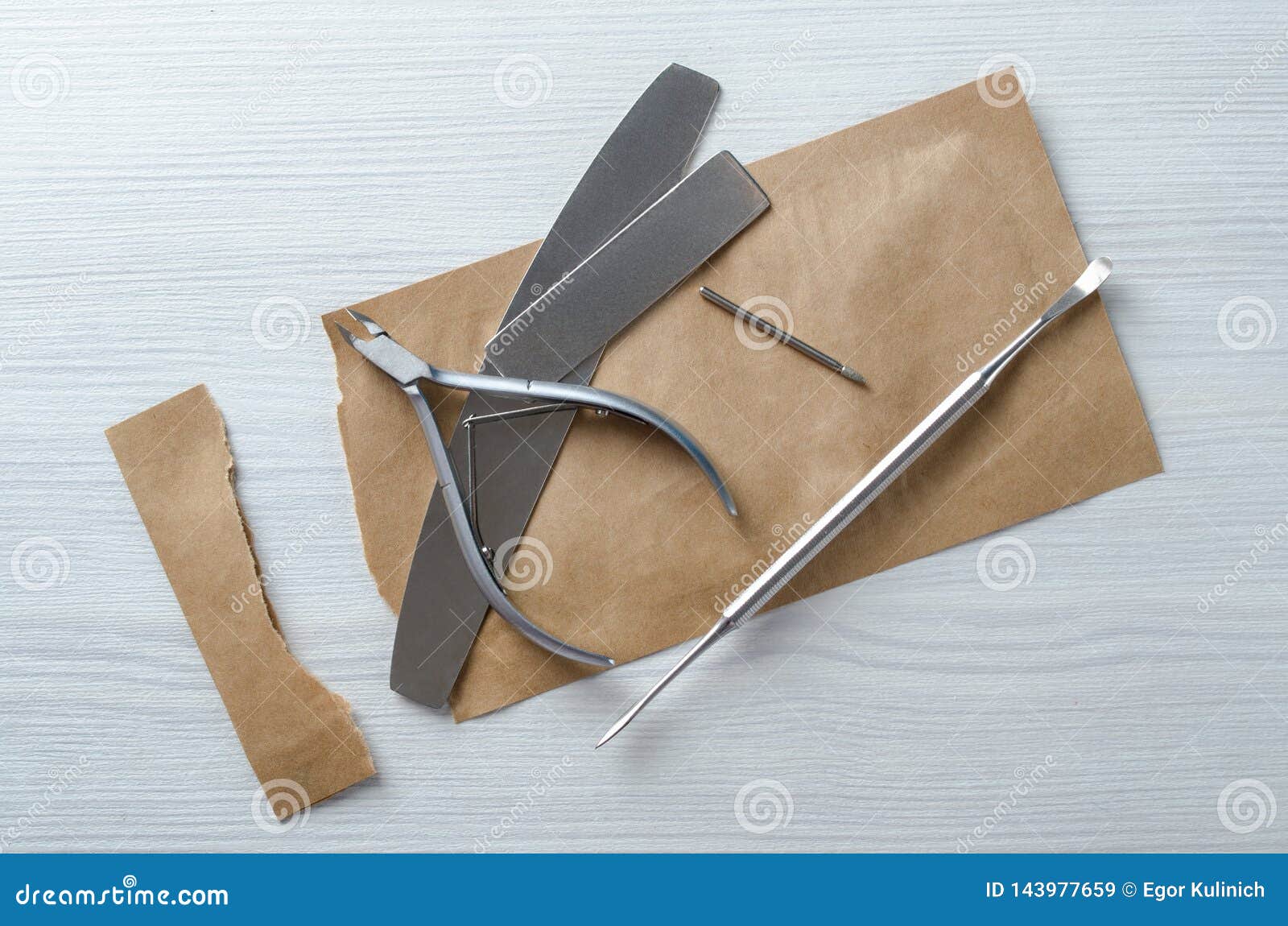 Usando Los Bolsos De Kraft Para Las Herramientas De Esterilización De La  Manicura Imagen de archivo - Imagen de metal, pedicura: 143977659