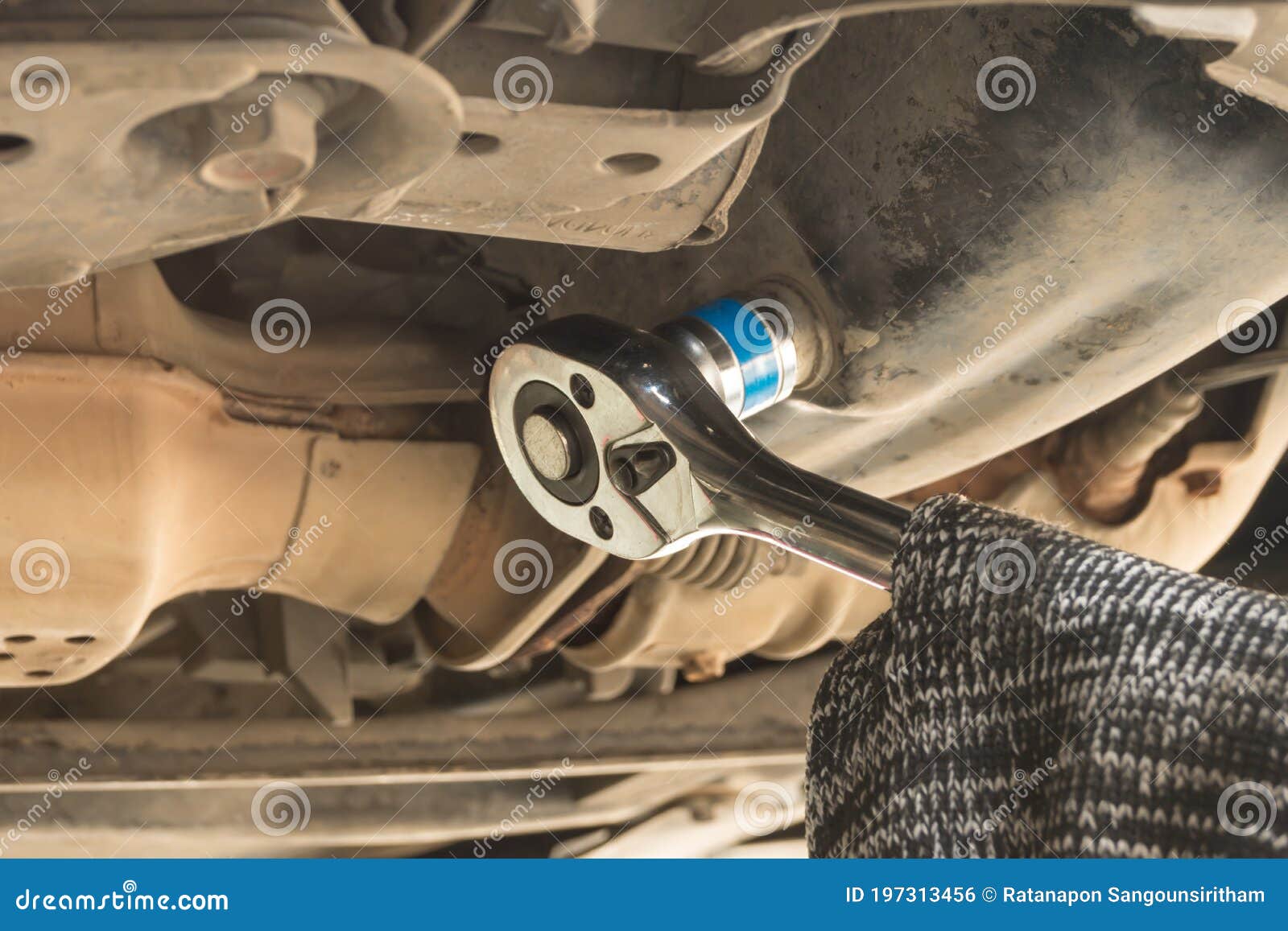 Usar El Tornillo Para El Servicio De Mantenimiento Del Motor Del Coche