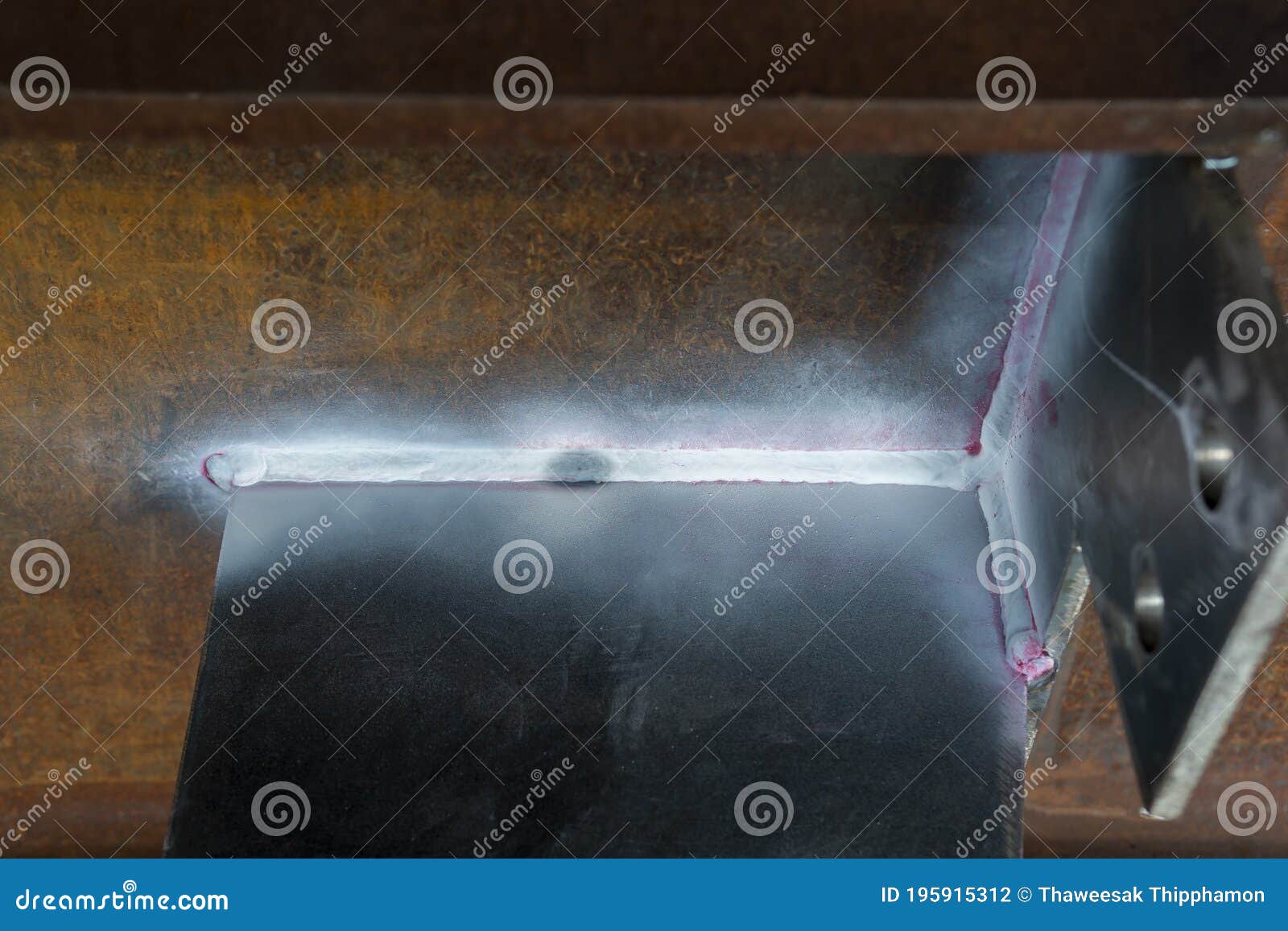 after use developer spray into the welded to pull the liquid penetrate from the defect of welding