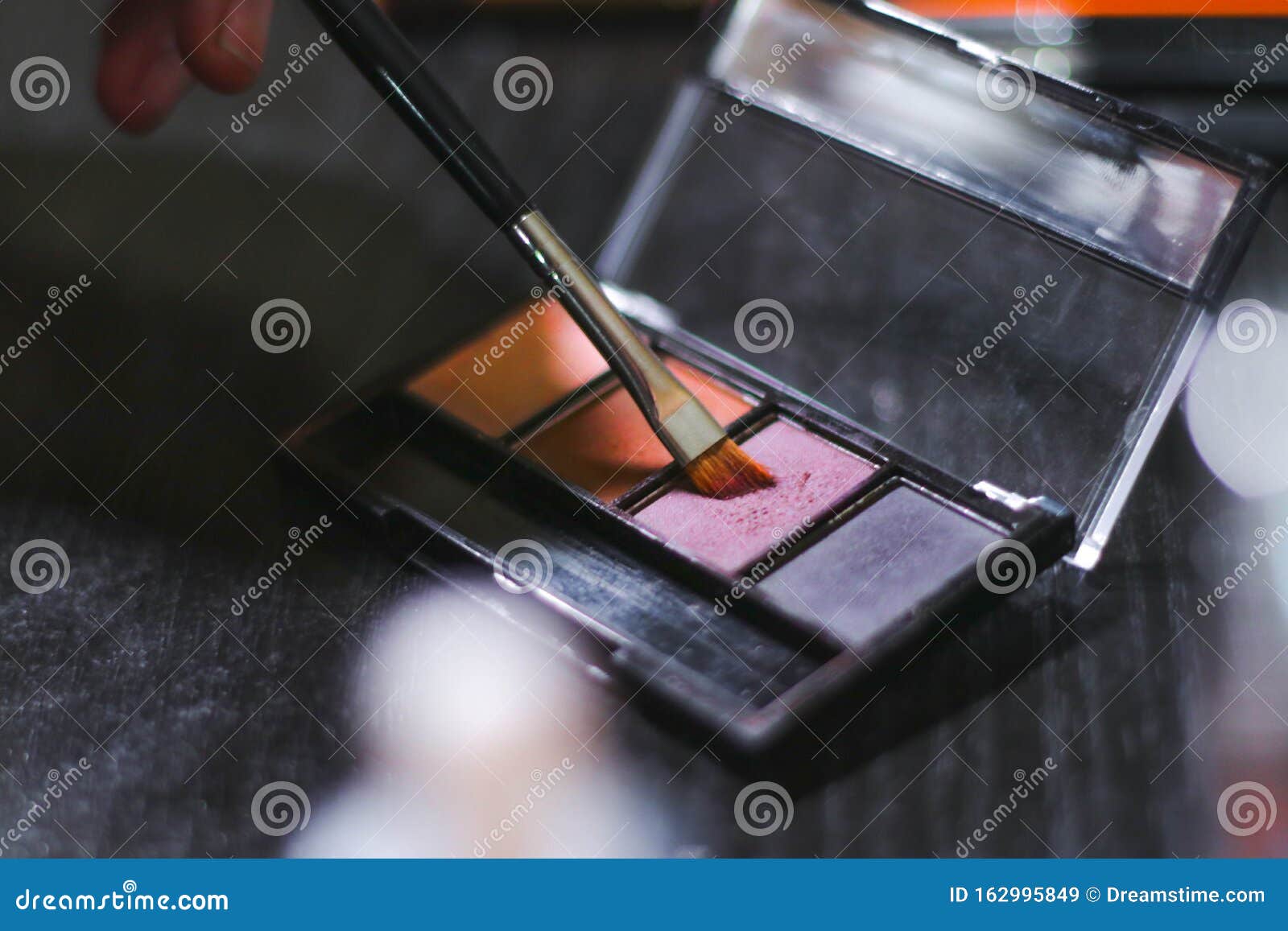 Using a Brush with a Makeup Pallete / Eyebrows Makeup Palette with