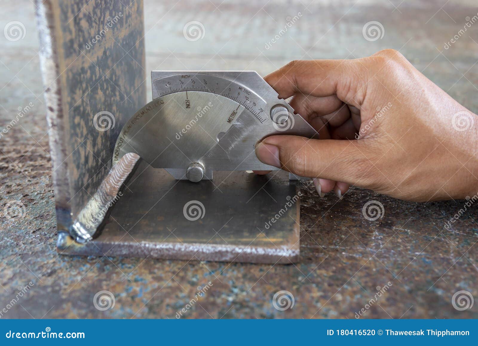 using the welding gauge to measure the leg length of welding