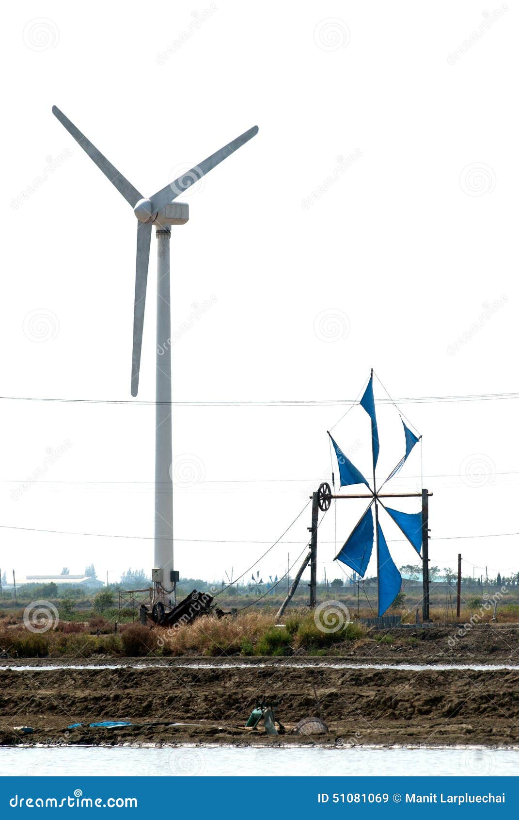 Uso Antigo E Novo Do Moinho De Vento Para O Movimento a água Do Mar Imagem  de Stock - Imagem de ambiental, curso: 51081069