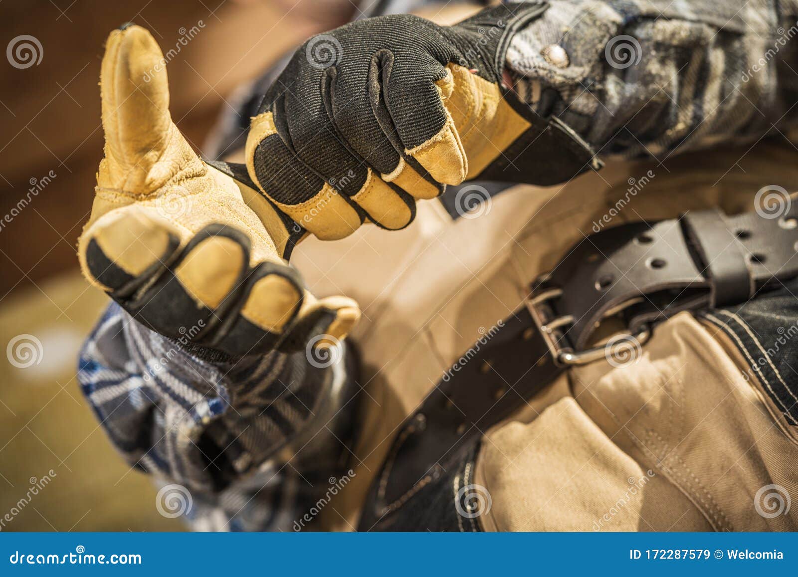 https://thumbs.dreamstime.com/z/uso-de-guantes-seguridad-tema-industrial-trabajador-la-construcci%C3%B3n-con-del-trabajo-pesado-172287579.jpg