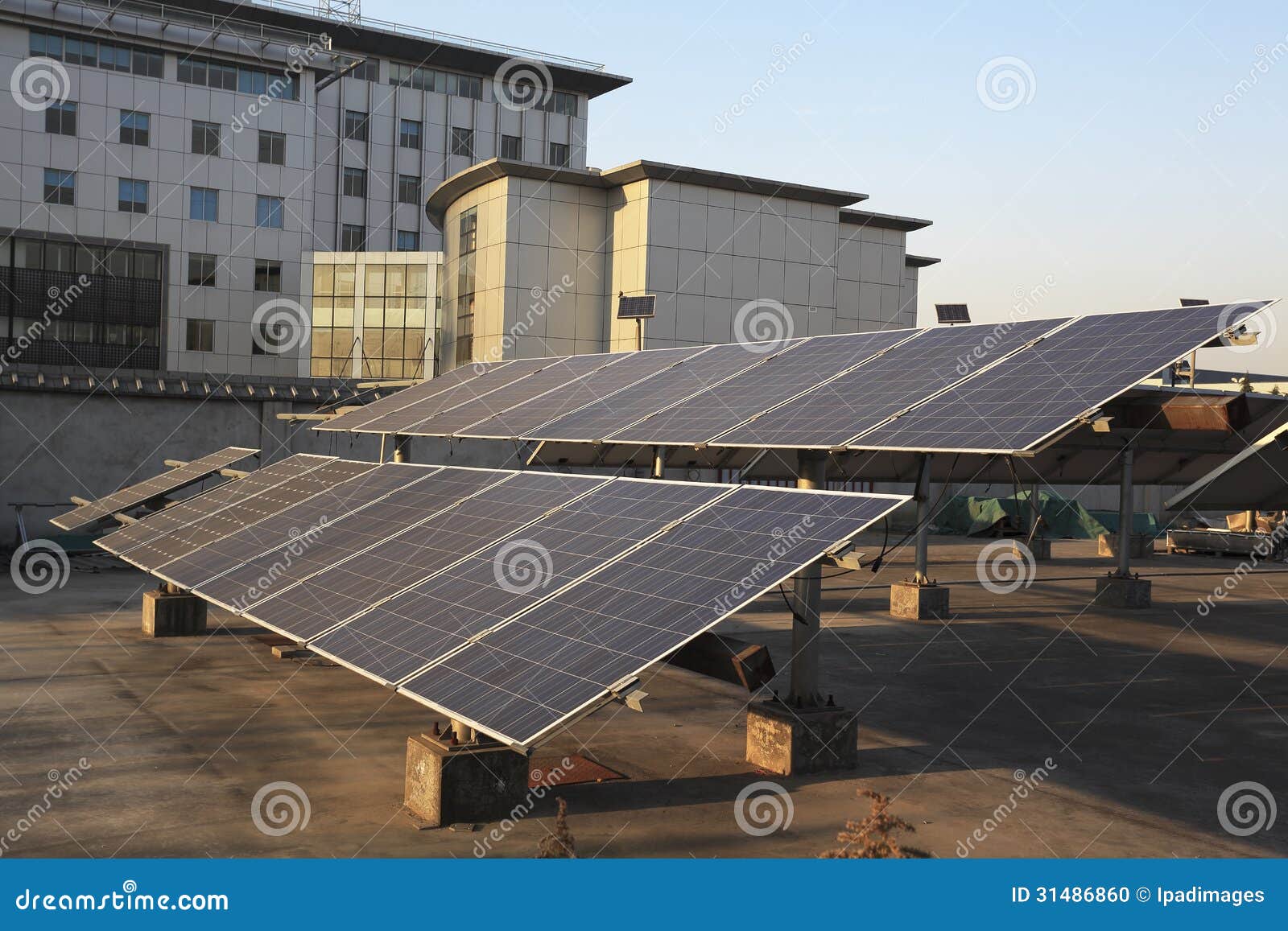 Hogar Moderno Con Paneles Solares En El Techo. Casa Residencial Con Energía  Renovable. Paneles Solares Fotovoltaicos Para Electric Foto de archivo -  Imagen de alternativa, nubes: 385612758, image size:1600x1157