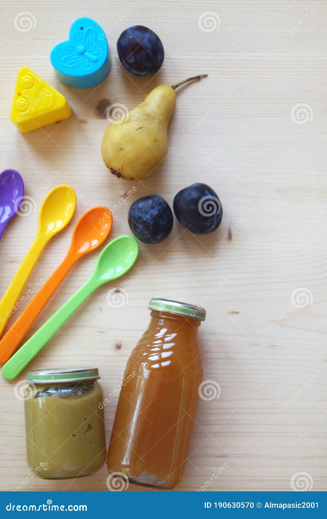 Ustensiles D'aliments Pour Bébé Et De Jus Alimentant Le Bébé Photo stock -  Image du fond, plastique: 190630570