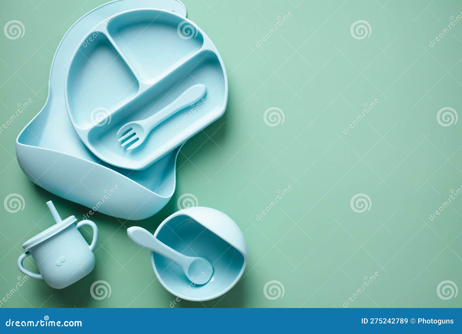 Ustensiles D'auto-alimentation Bébé En Silicone Vaisselle Pour Bébé  Ensemble Sur Fond De Couleur. Vue Supérieure à Plat Image stock - Image du  bouteille, enfants: 275242789