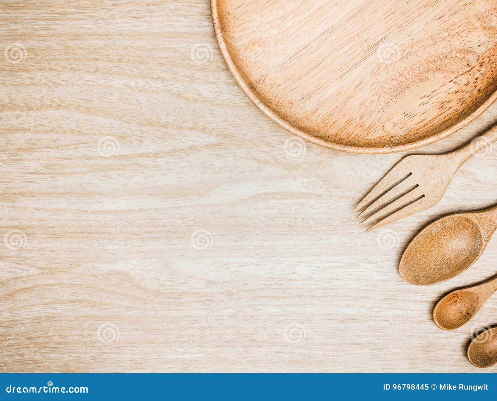 Đũa gỗ và Wisk bằng thép không gỉ để nấu ăn trên nền gỗ là lựa chọn hoàn hảo cho những ai yêu thích nấu ăn và thiết kế nội thất tinh tế. Hãy xem qua hình ảnh này để tinh tế hóa không gian bếp của bạn!