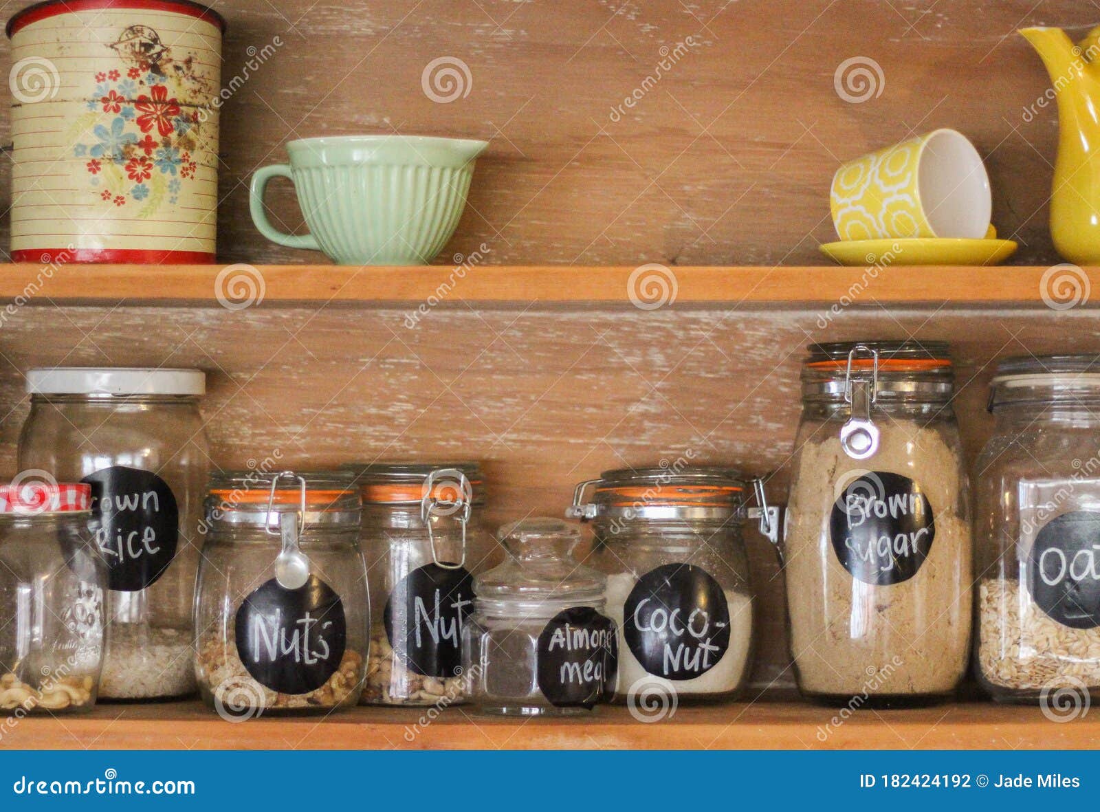 Utensili Da Cucina in Legno Di Antichità Con Barattoli Di Ingredienti Per  La Cottura E Catrame Fotografia Stock - Immagine di floreale, armadietto:  182424192