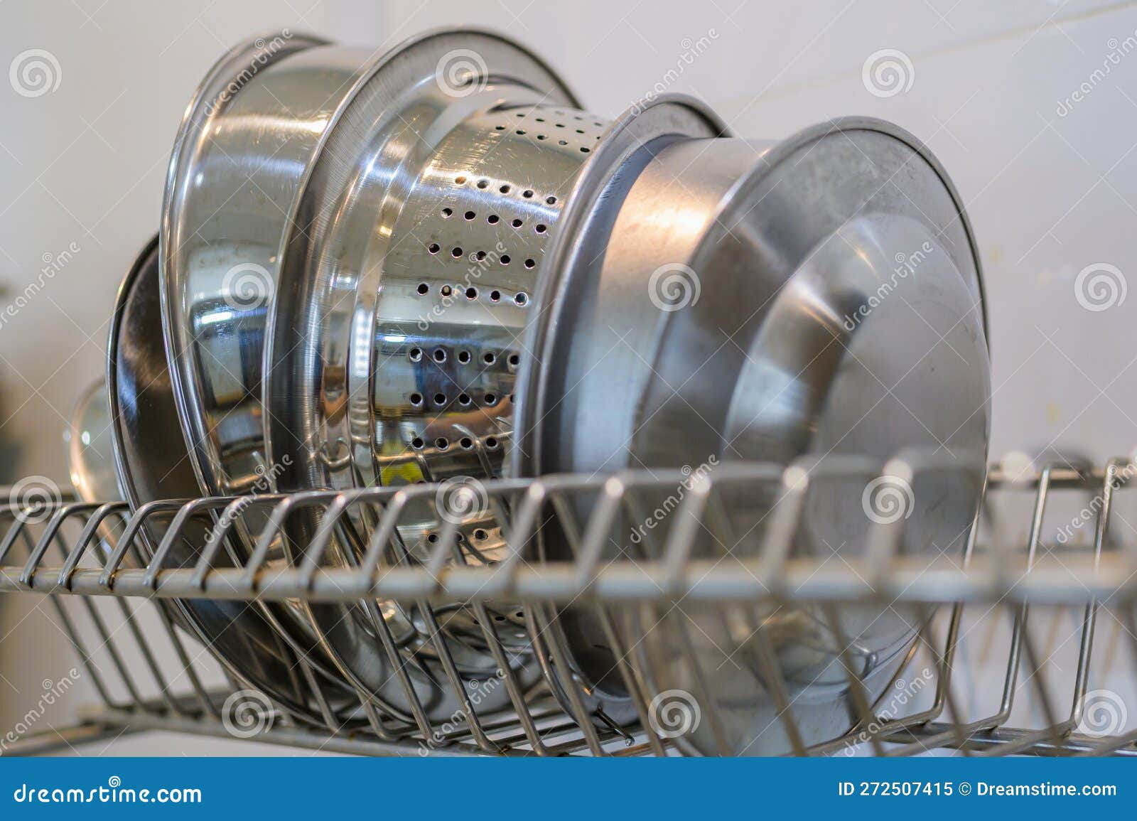 https://thumbs.dreamstime.com/z/utensilios-de-cocina-acero-inoxidable-en-el-tendedero-secado-bolas-placas-y-colanders-tenedor-272507415.jpg