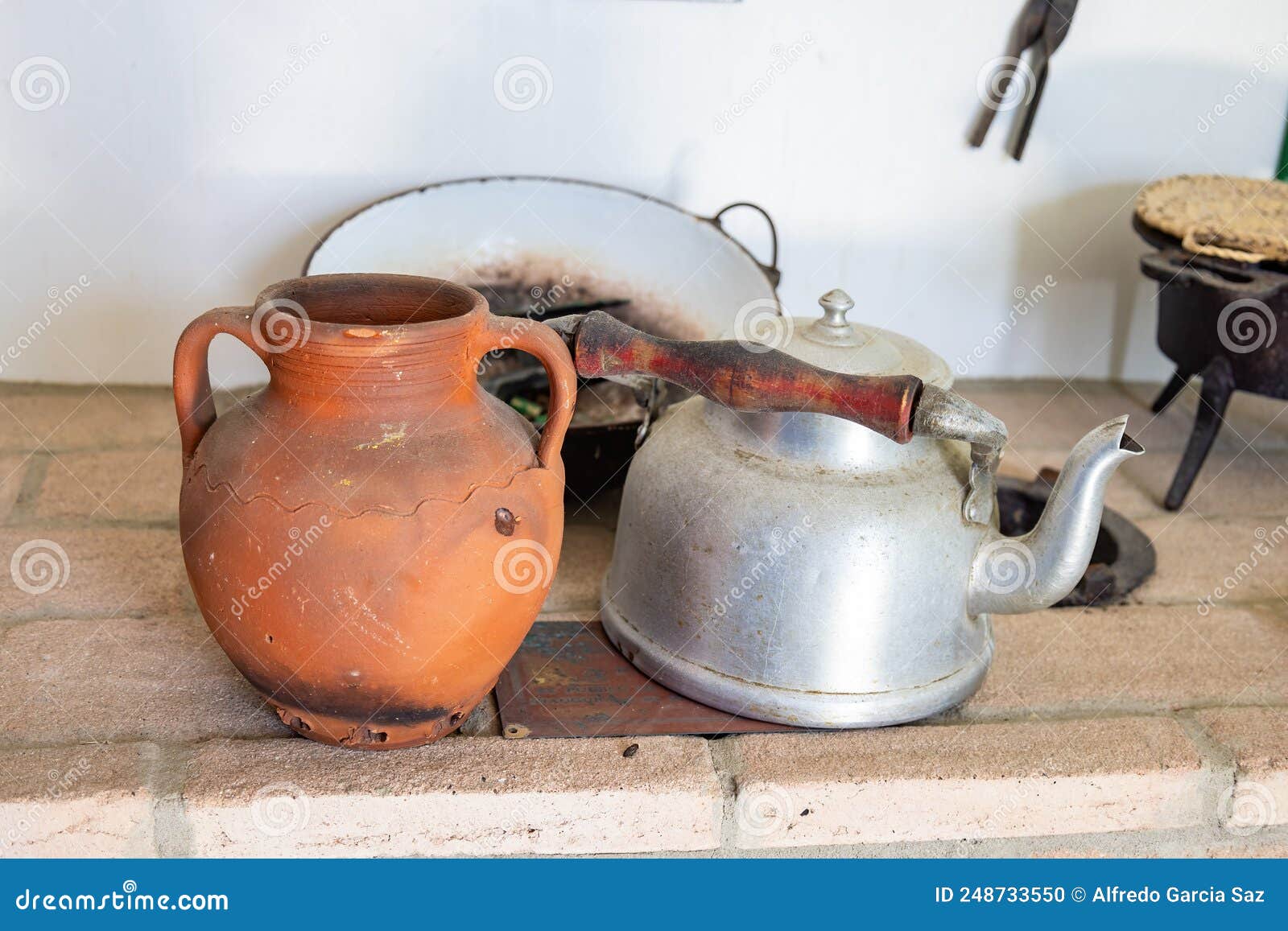 Utensilios De Cocina Antiguos En Un Estante De Pared Foto De Archivo