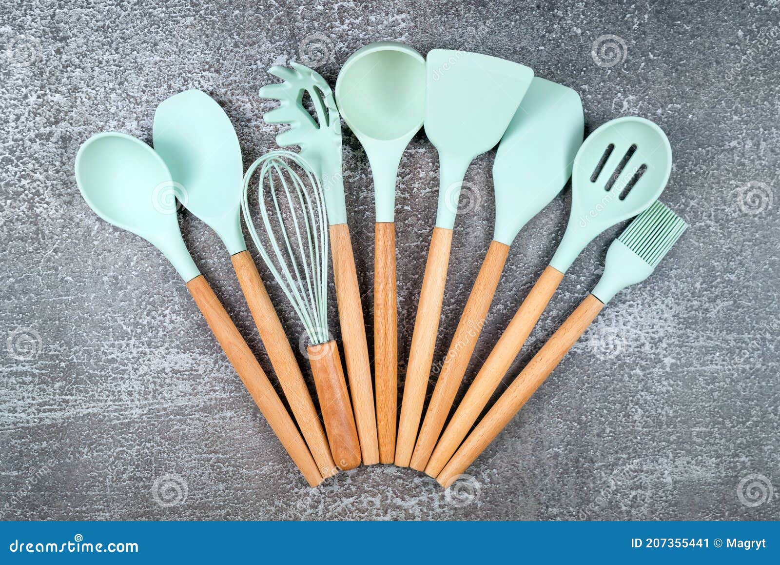 Utensilios De Cocina Utensilios De Cocina Para El Hogar Accesorios De Goma  De Menta En El Fondo Oscuro. Cocina De Restaurante Tema Imagen de archivo -  Imagen de servidor, pasteles: 207355441