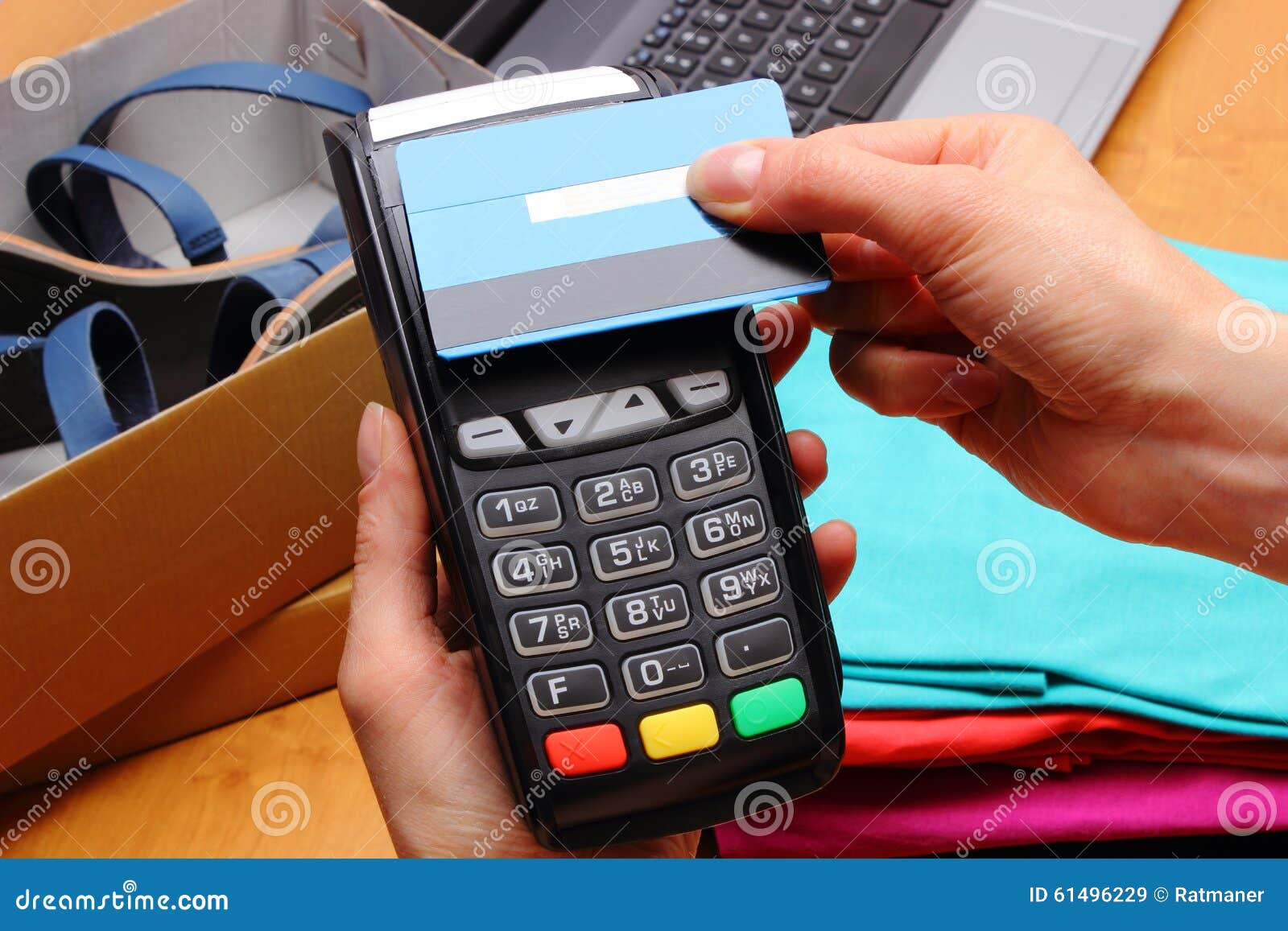 Utilice El Terminal Del Pago Y La Tarjeta De Crédito Con La Tecnología De  NFC Para Pagar Compras En Tienda Imagen de archivo - Imagen de cashless,  manera: 61496229