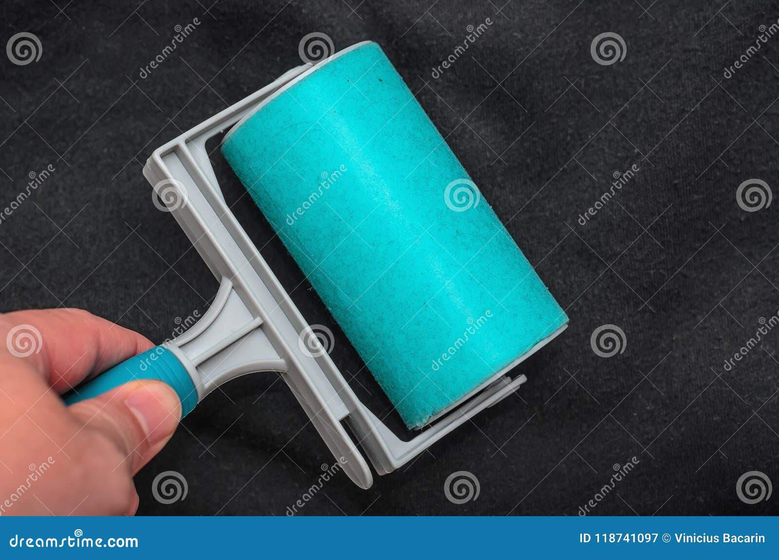 Utilisant Le Rouleau Collant De Fibre Sur Un Tissu Noir Pour Enlever La  Poussière, F Image stock - Image du adhésif, cheveu: 118741097