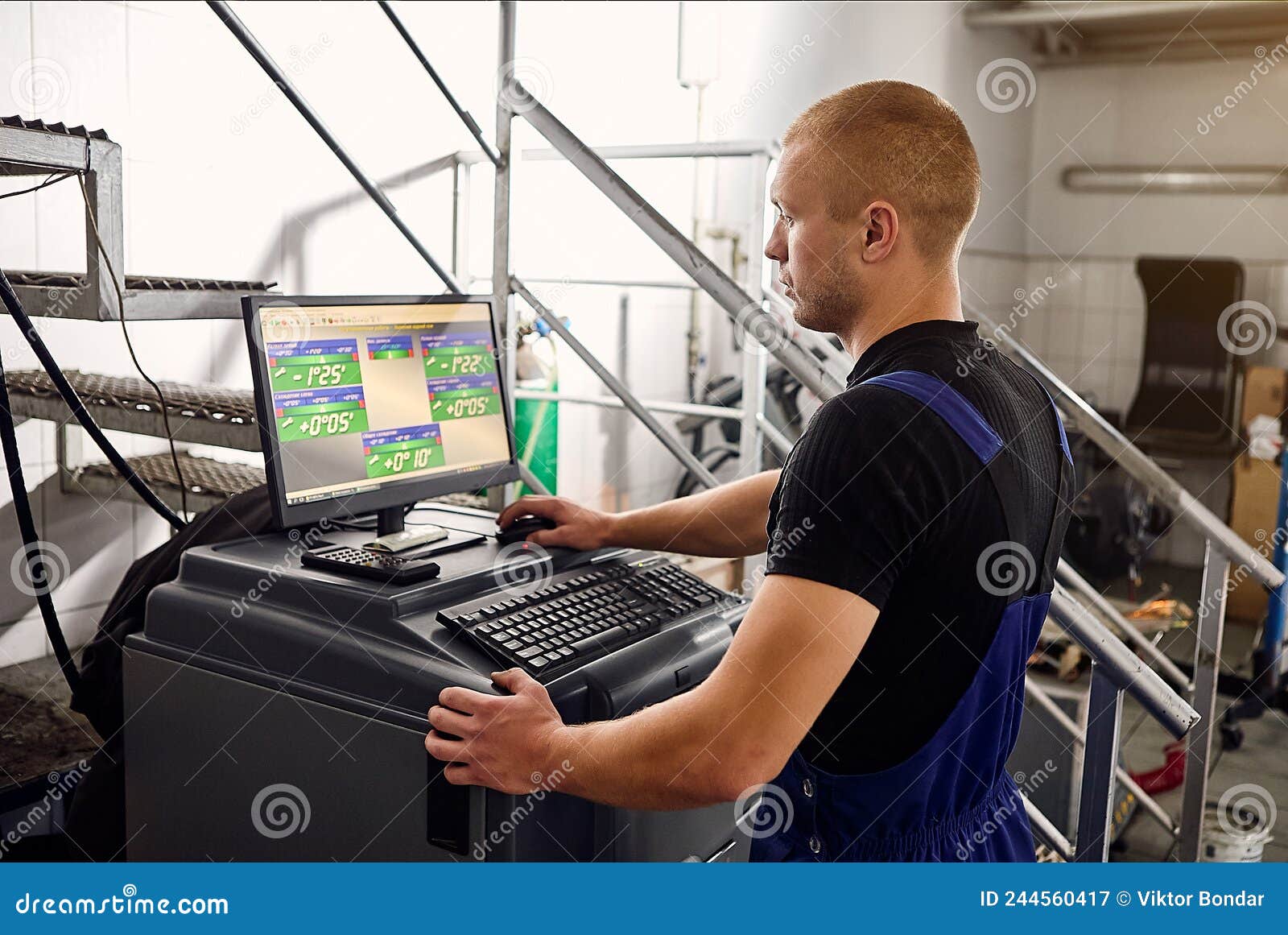 ÃÂuto mechanic sets the car for diagnostics and configuration collapse-convergence. car wheels alignment equipment on stand in a