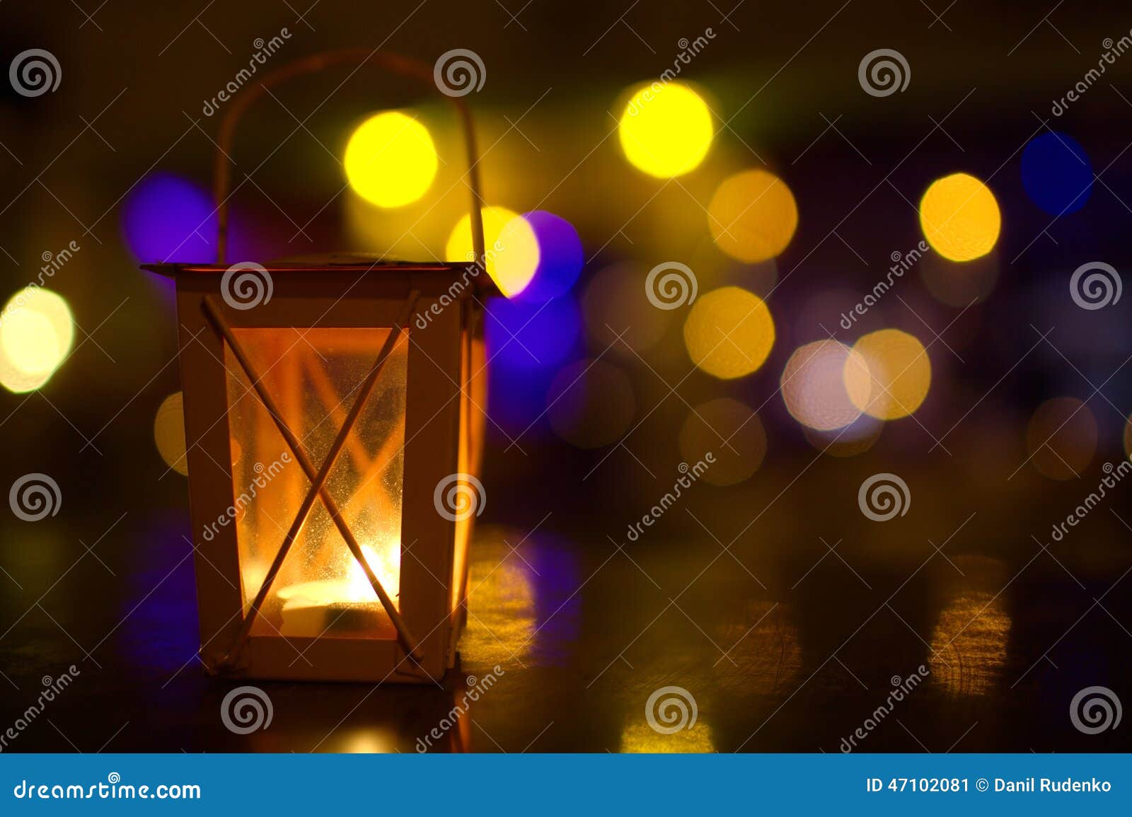 Utomhus lykta med dunkelt ljus arkivfoto bild: 47102081