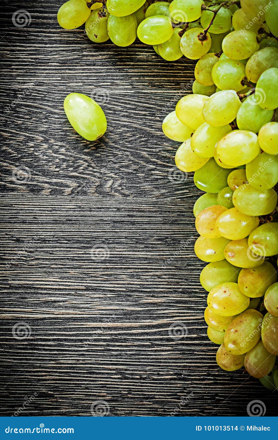 Uvas Blancas En Concepto De La Comida Del Tablero De Madera Foto de