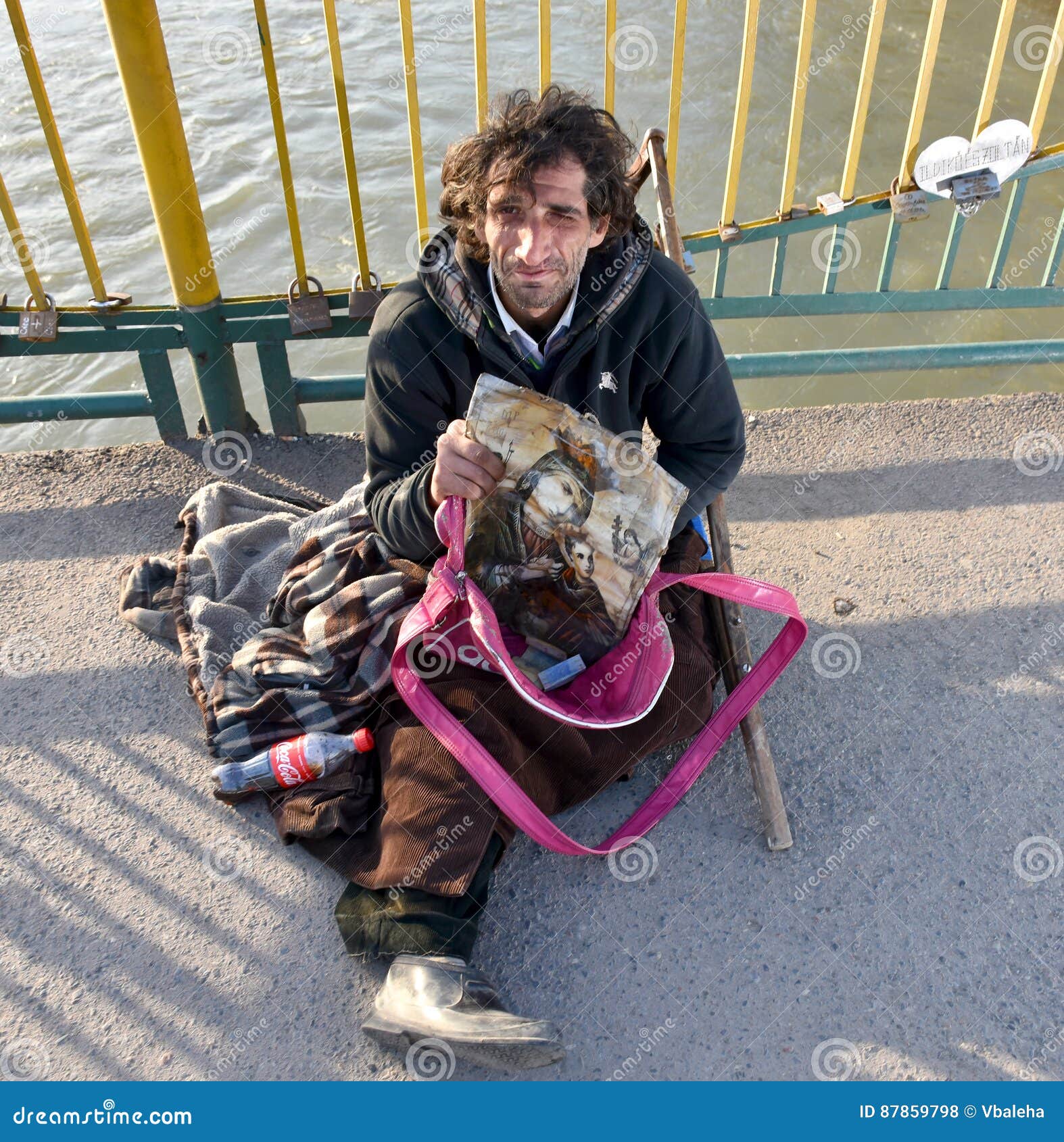 Попрошайки на улицах города. Дети попрошайничают на улице. Женщина попрошайничает на улице. Бабушка попрошайка. Экскаватор попрошайка.