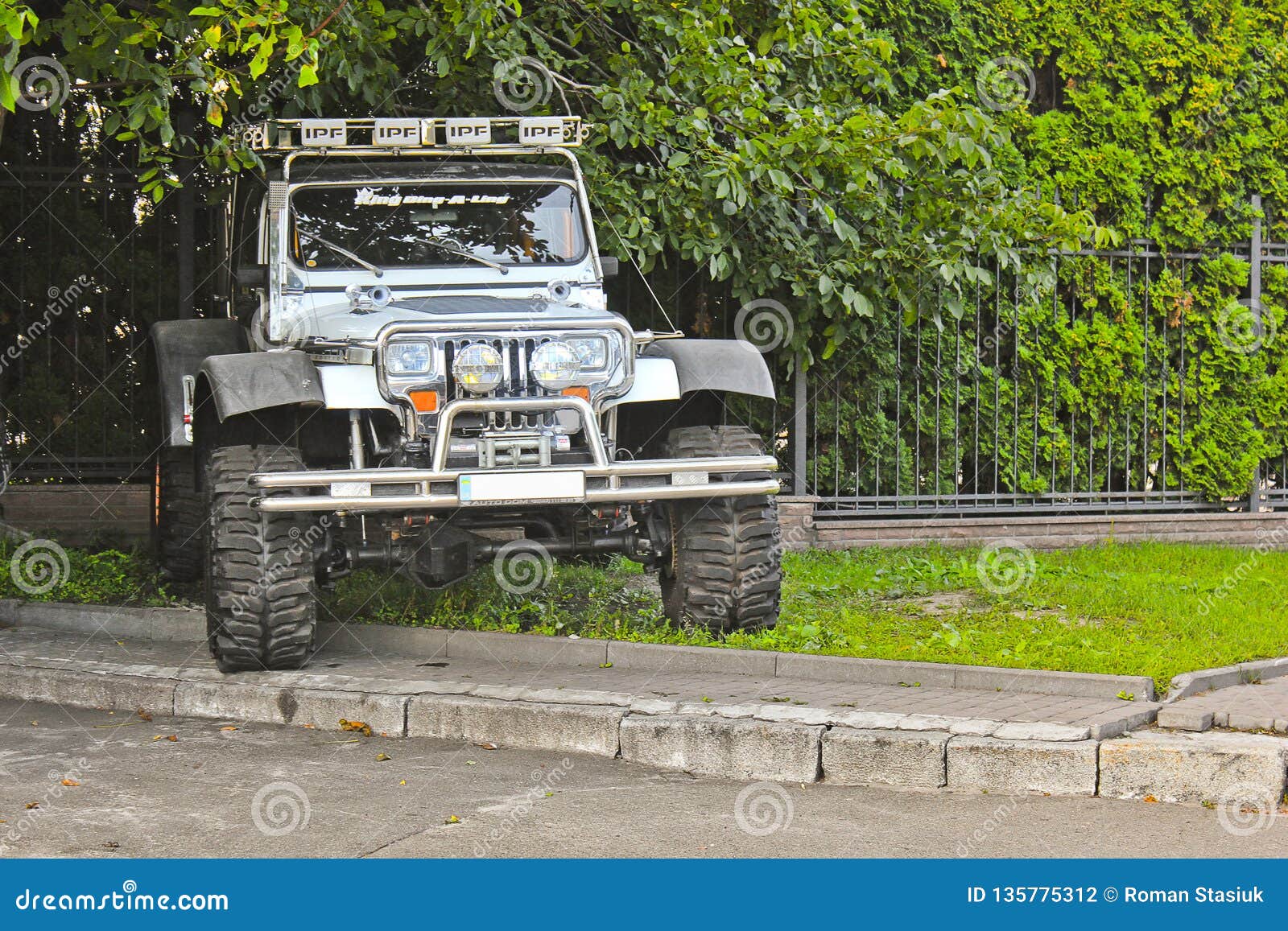 Uzhhorod, Ukraine - October, 2016: Jeep Wrangler, Old Jeep Off-road, Jeep  with Open Roof Editorial Photography - Image of classic, front: 135775312