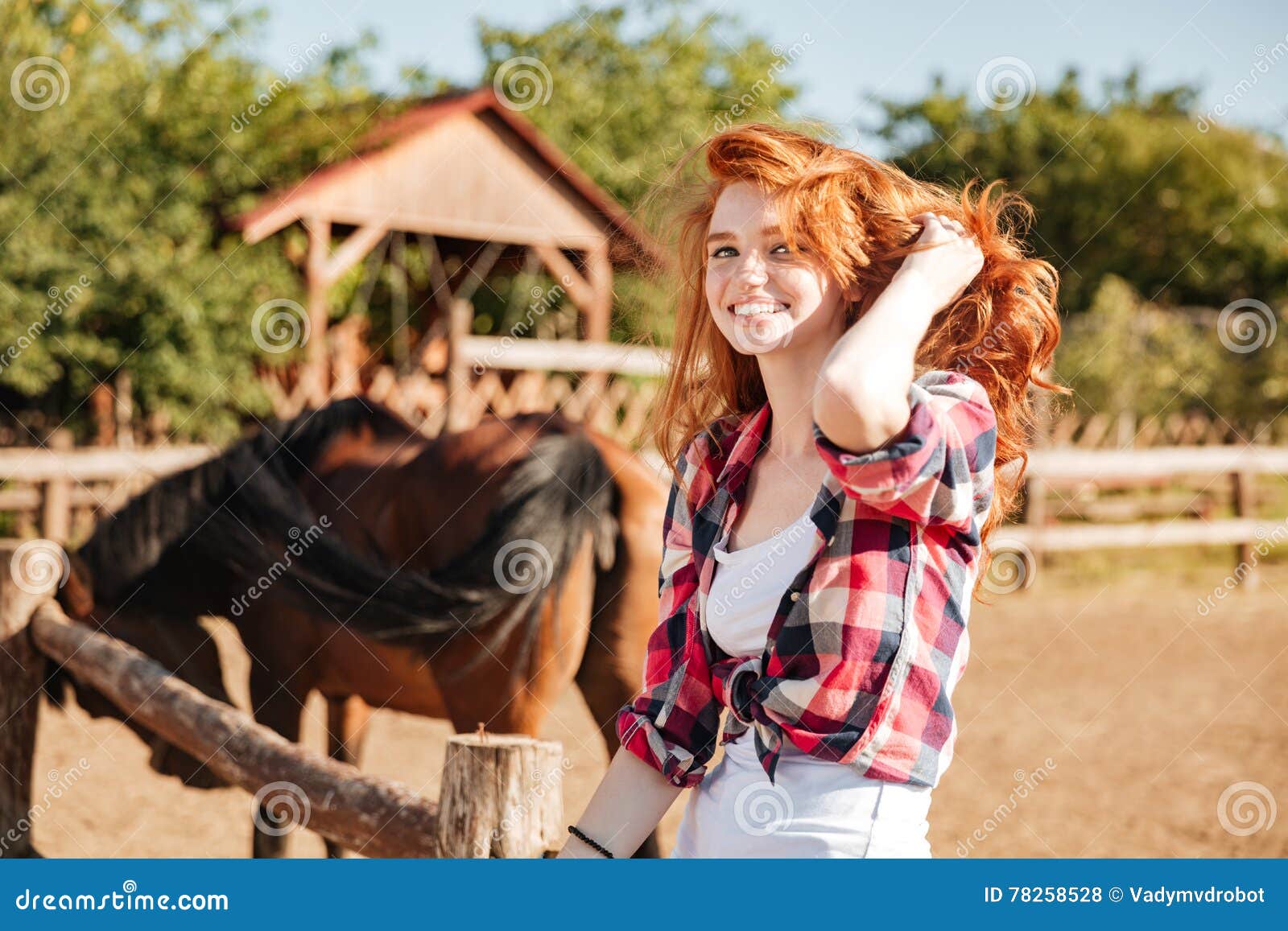 Uśmiechnięty Kobiety Cowgirl Z Końskim Obsiadaniem Na Rancho Zdjęcie Stock Obraz Złożonej Z