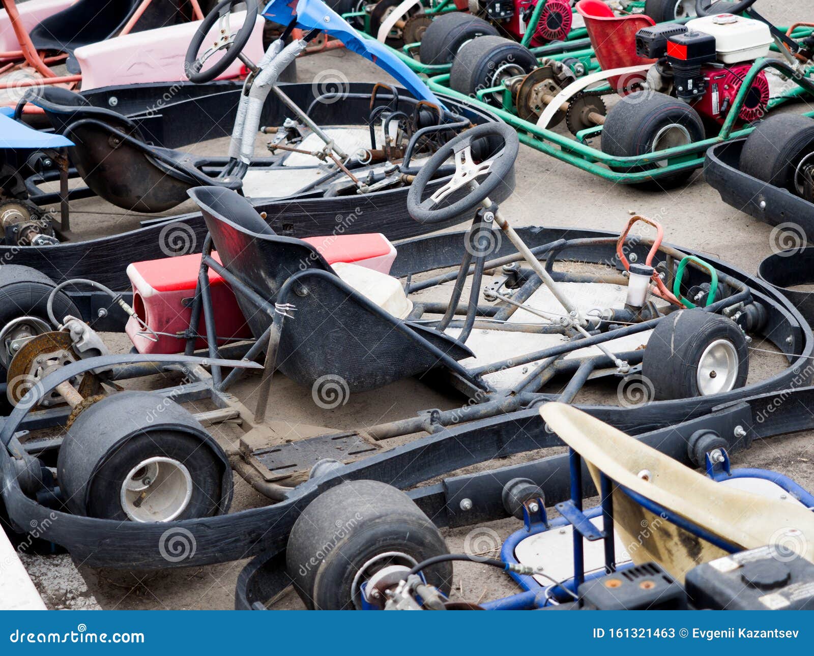 Vários Carros De Corrida Semidesmantelados Antigos Sem Corpo Imagem de  Stock - Imagem de rodas, esportes: 161321463