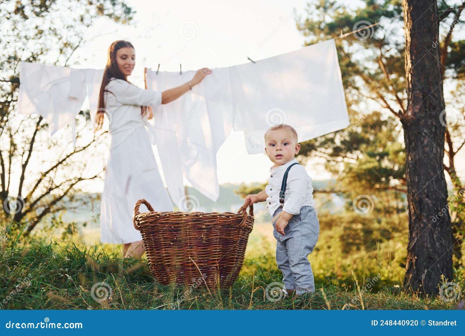 Vêtements Propres Accrochés à La Corde Pour Sécher. La Jeune Mère Avec Son  Petit Fils Est à L'extérieur Dans La Forêt. Beau Soleil Photo stock - Image  du forêt, joie: 248440920