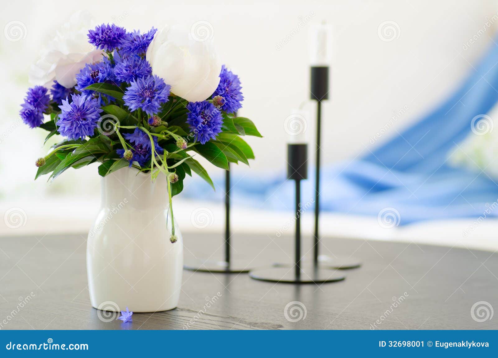 Vaas van blauwe bloemen in moderne woonkamer stock afbeelding ...