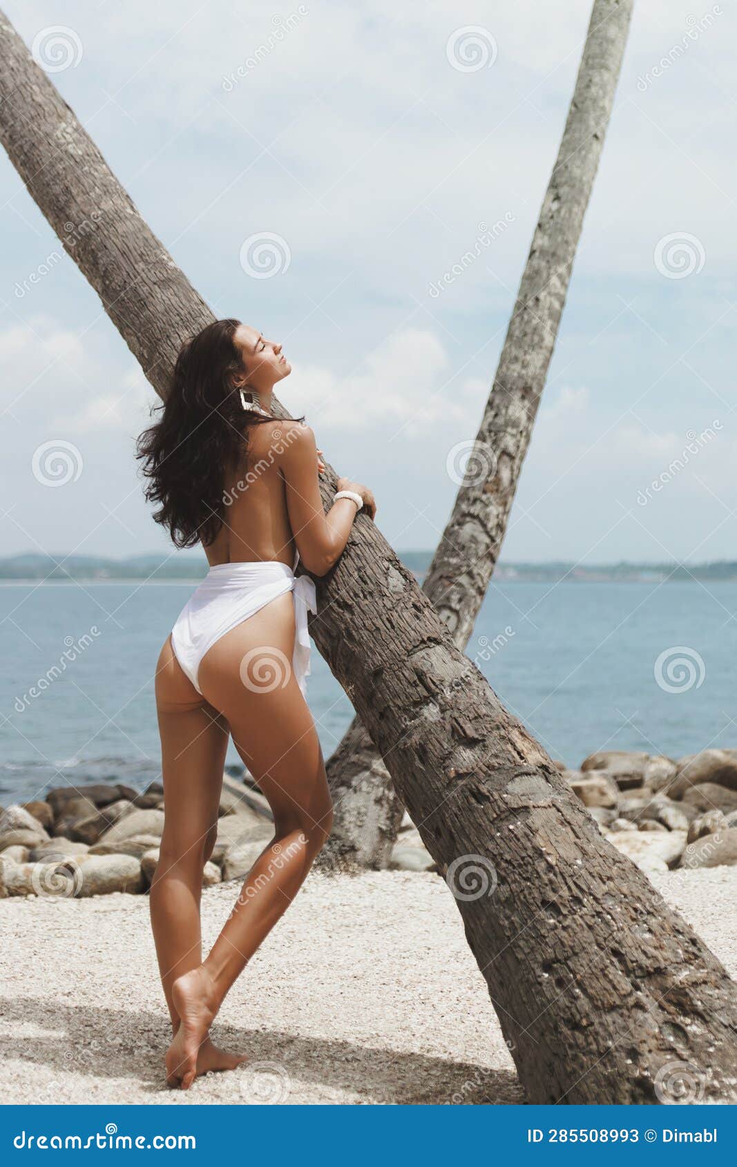 https://thumbs.dreamstime.com/z/vacaciones-de-lujo-en-el-para%C3%ADso-la-moda-playera-chica-ropa-ba%C3%B1o-blanca-y-elegante-modelo-playa-mujer-multirracial-con-cuerpo-285508993.jpg