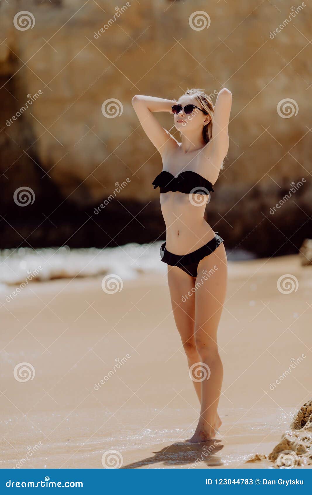 Vacaciones De Verano Océano Mujer Bronceada Hermosa En Traje De Baño Negro  Con Los Brazos Para Arriba En La Playa Tropical Imagen de archivo - Imagen  de bikini, nadada: 123044783