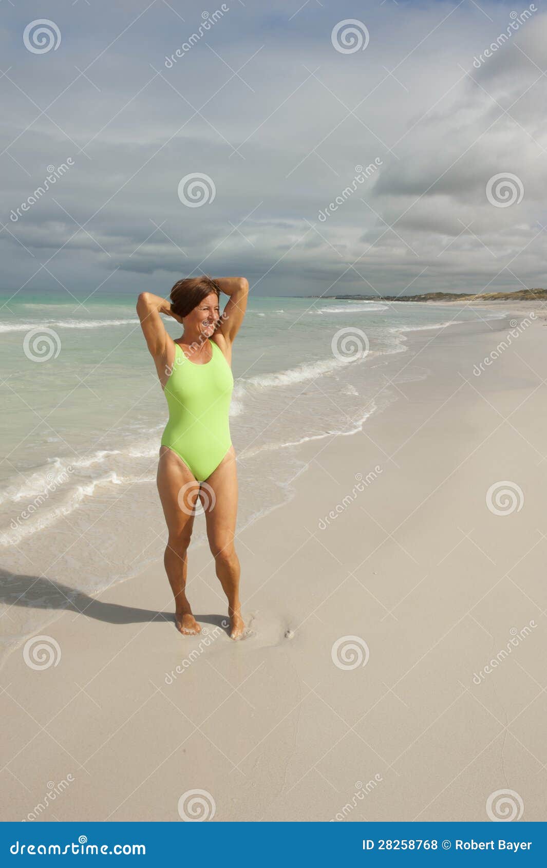 Vacaciones Maduras Hermosas De La Playa De La Mujer Foto de archivo -  Imagen de playa, retiro: 28258768