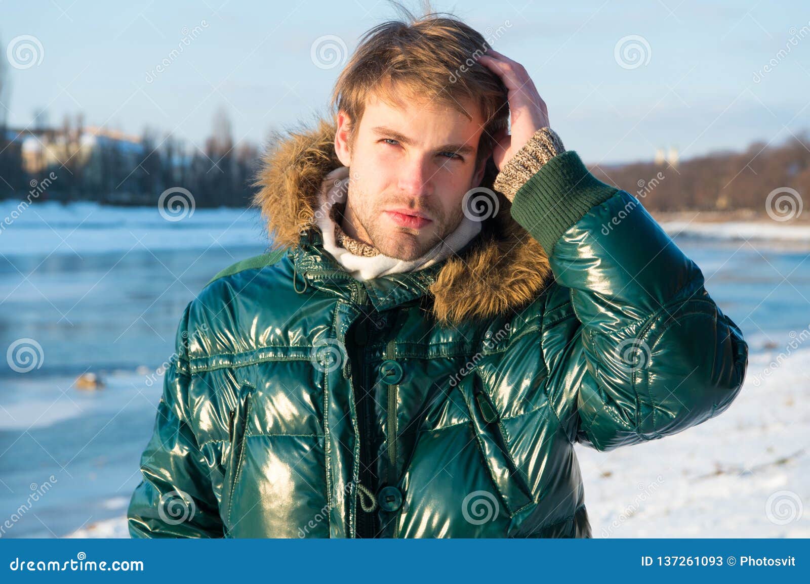 Vacances D'hiver Heureuses Grippe Et Froid Mode D'hiver Manteau Chaud Vert  Vêtements Chauds Pour La Saison Froide Homme Voyageant Image stock - Image  du saison, snowboard: 137261093