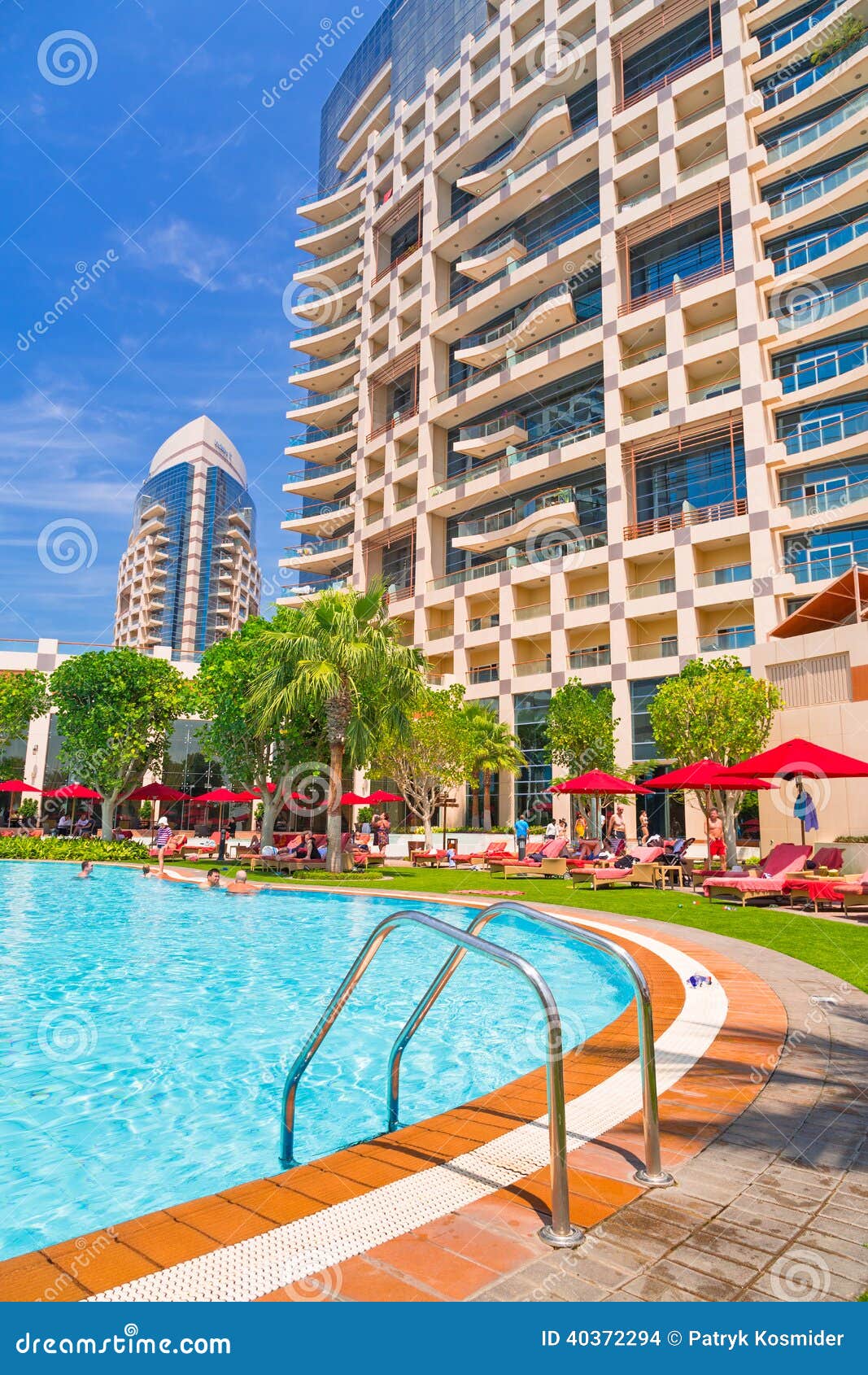 Vacances d'été en Abu Dhabi, EAU. ABOU DABI, EAU - 28 MARS : Les gens se reposant à l'espace piscine du palais de Khalidiya par Rotana le 28 mars 2014, les EAU. Rotana Hotel Corporation a 85 propriétés dans 26 villes autour de Moyen-Orient et de l'Afrique.