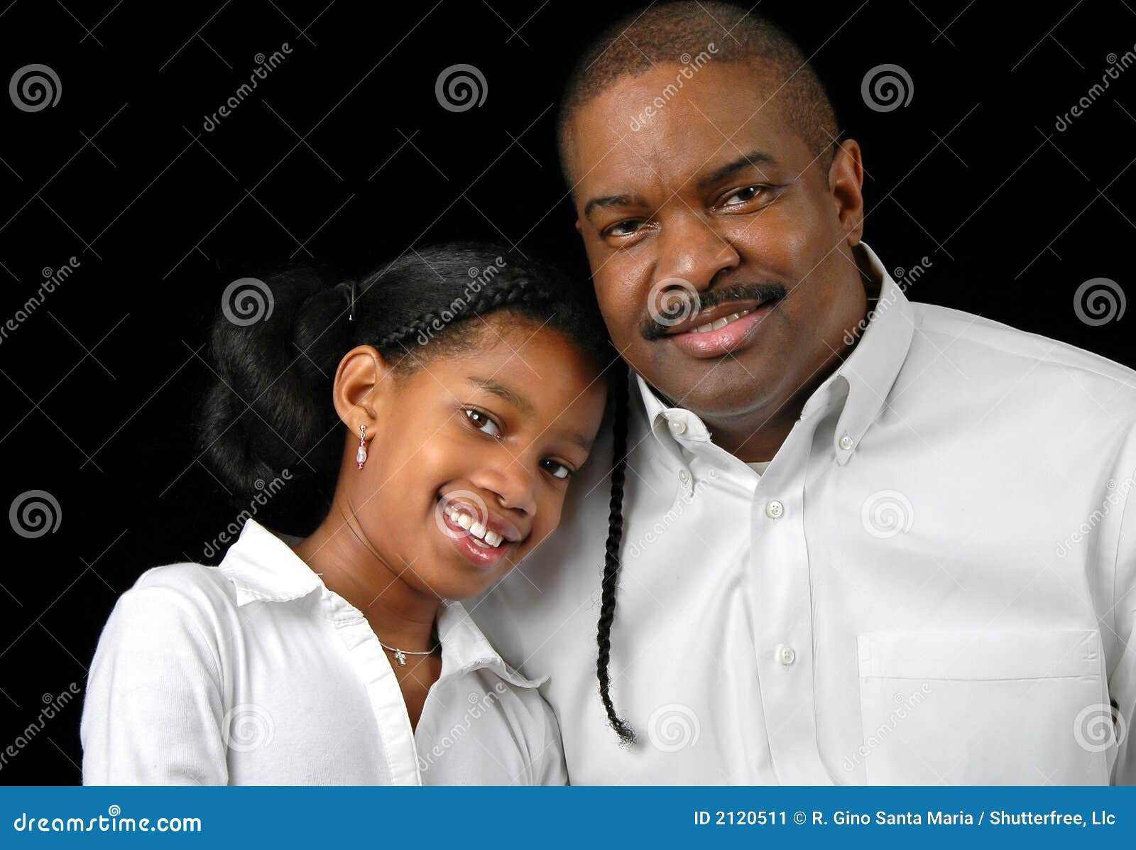 Vader en dochter die over een zwarte achtergrond glimlachen