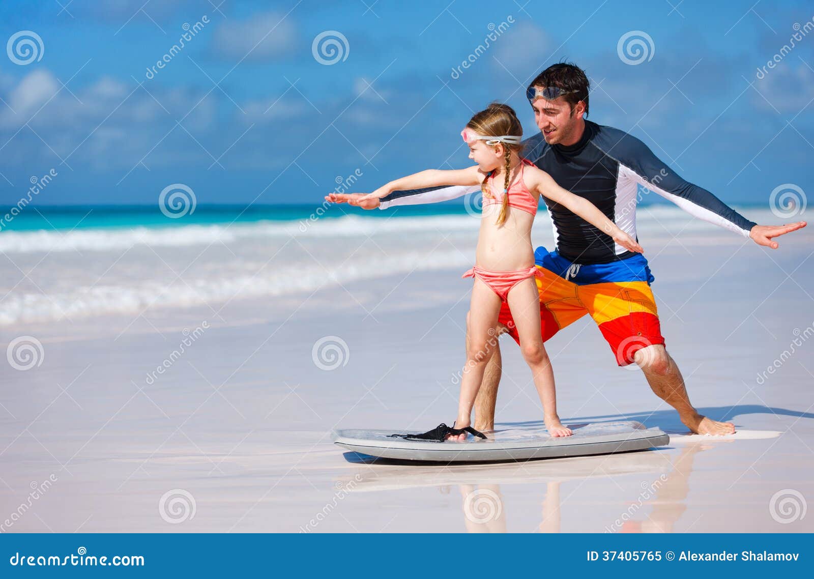 Vader en dochter het praktizeren het surfen. Vader en dochter bij strand praktizeren die positie surfen