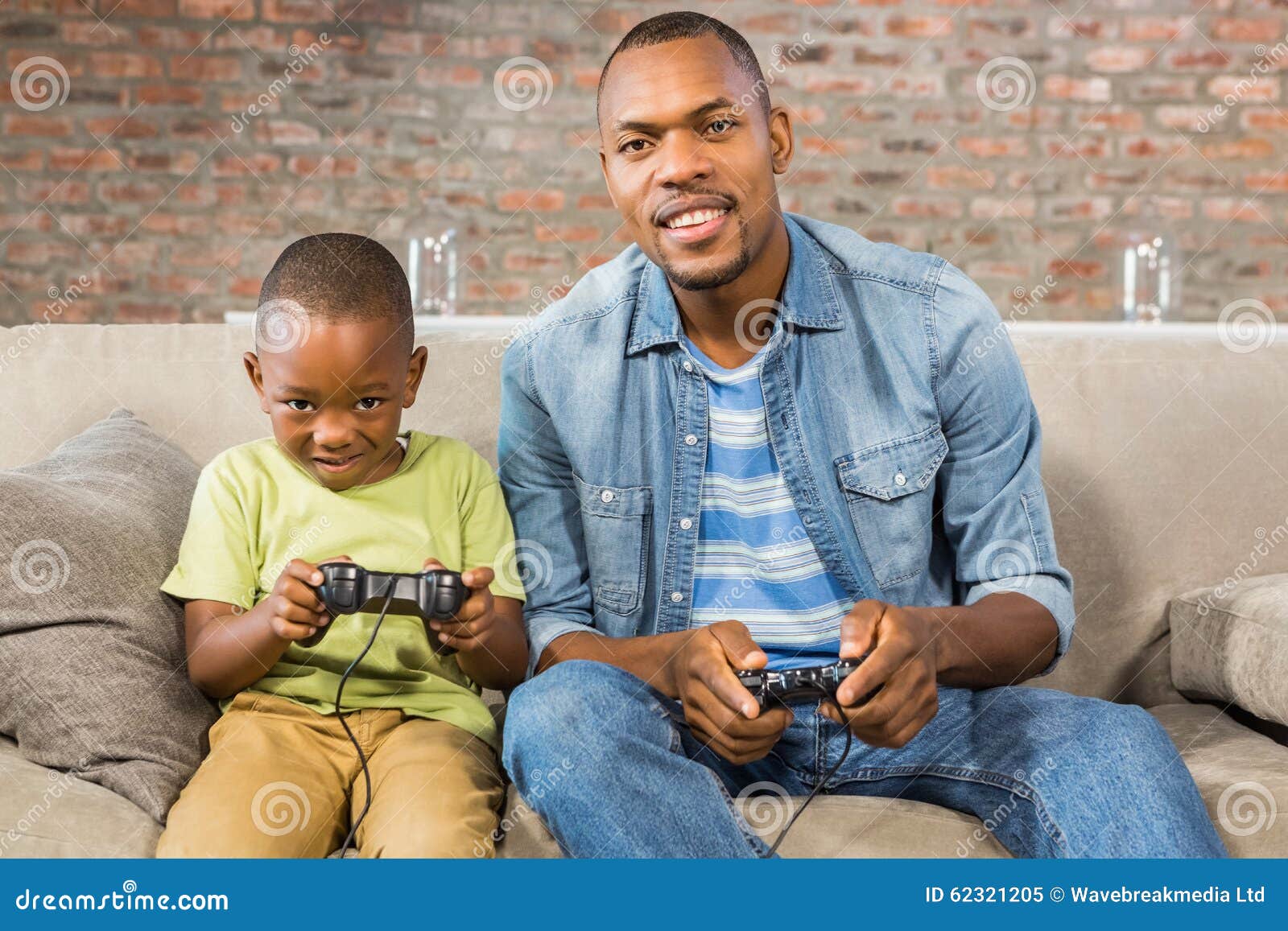 Vader En Zoons Het Spelen Videospelletjes Samen Stock Afbeelding ...
