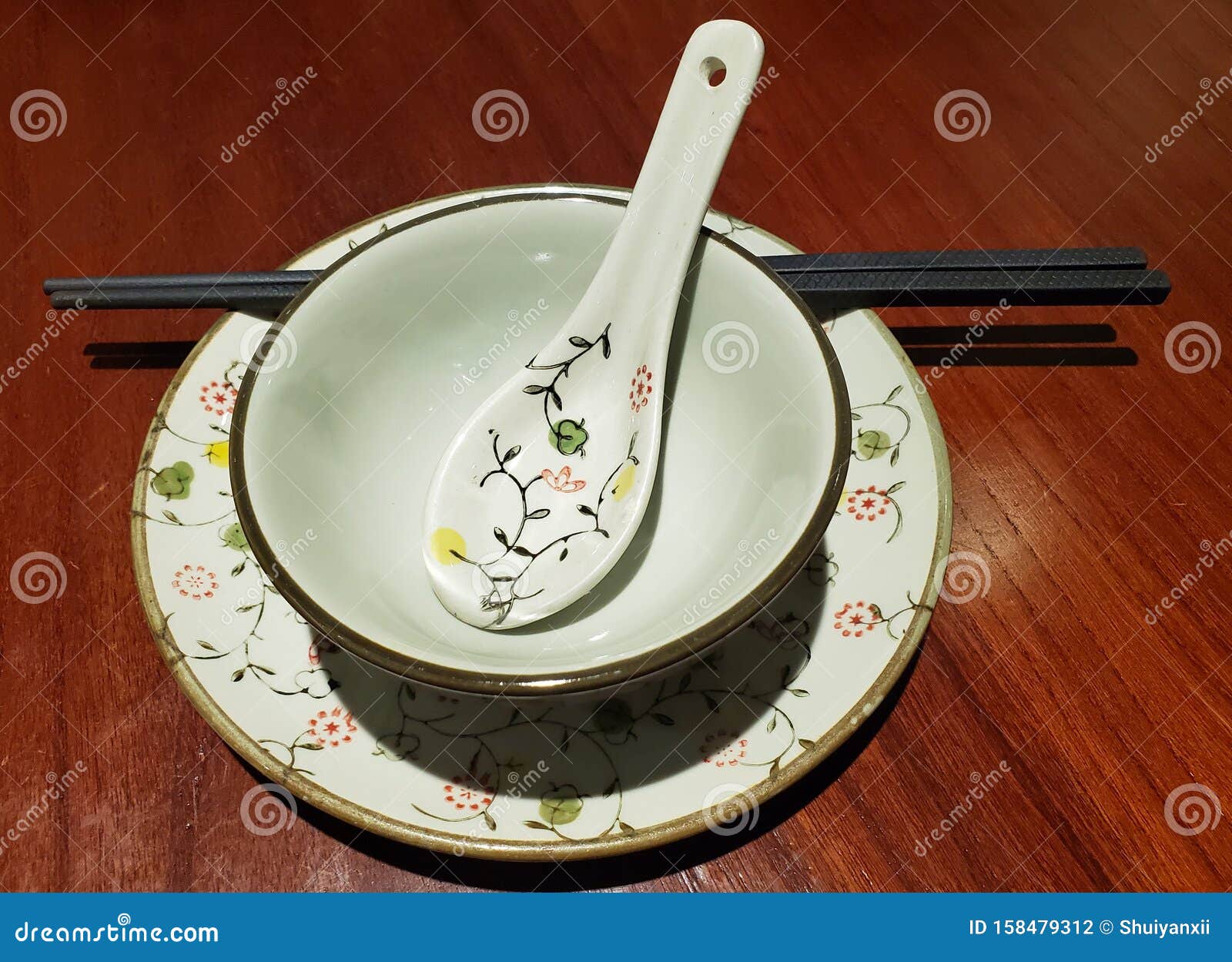 https://thumbs.dreamstime.com/z/vaisselle-traditionnelle-chinoise-assiette-de-porcelaine-bol-cuill%C3%A8re-baguettes-158479312.jpg