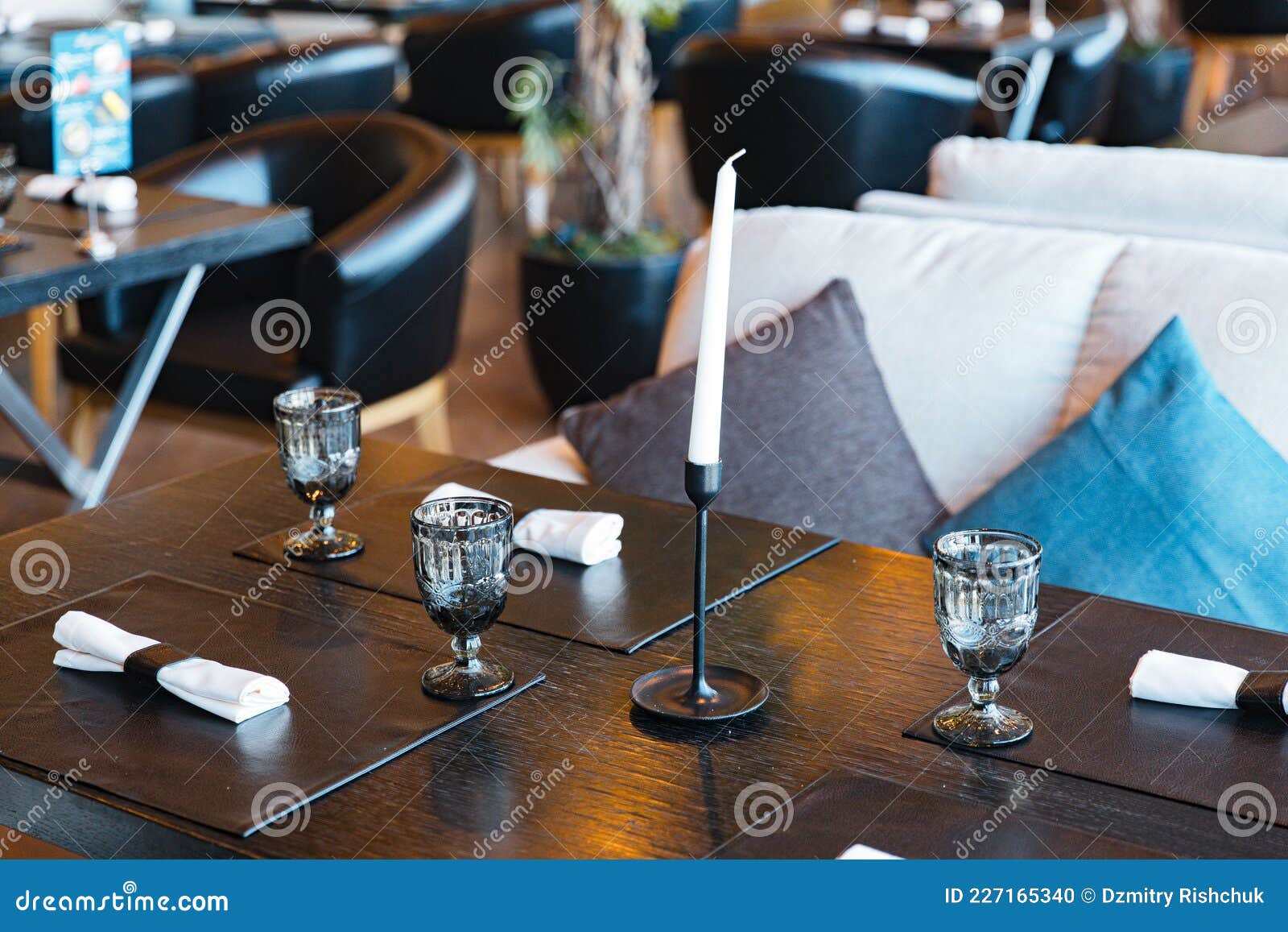 Vajilla De Lujo En La Elegante Mesa Del Restaurante En El Interior Del  Comedor De Estilo Vintage Con Velas Foto de archivo - Imagen de coma,  cristal: 227165340