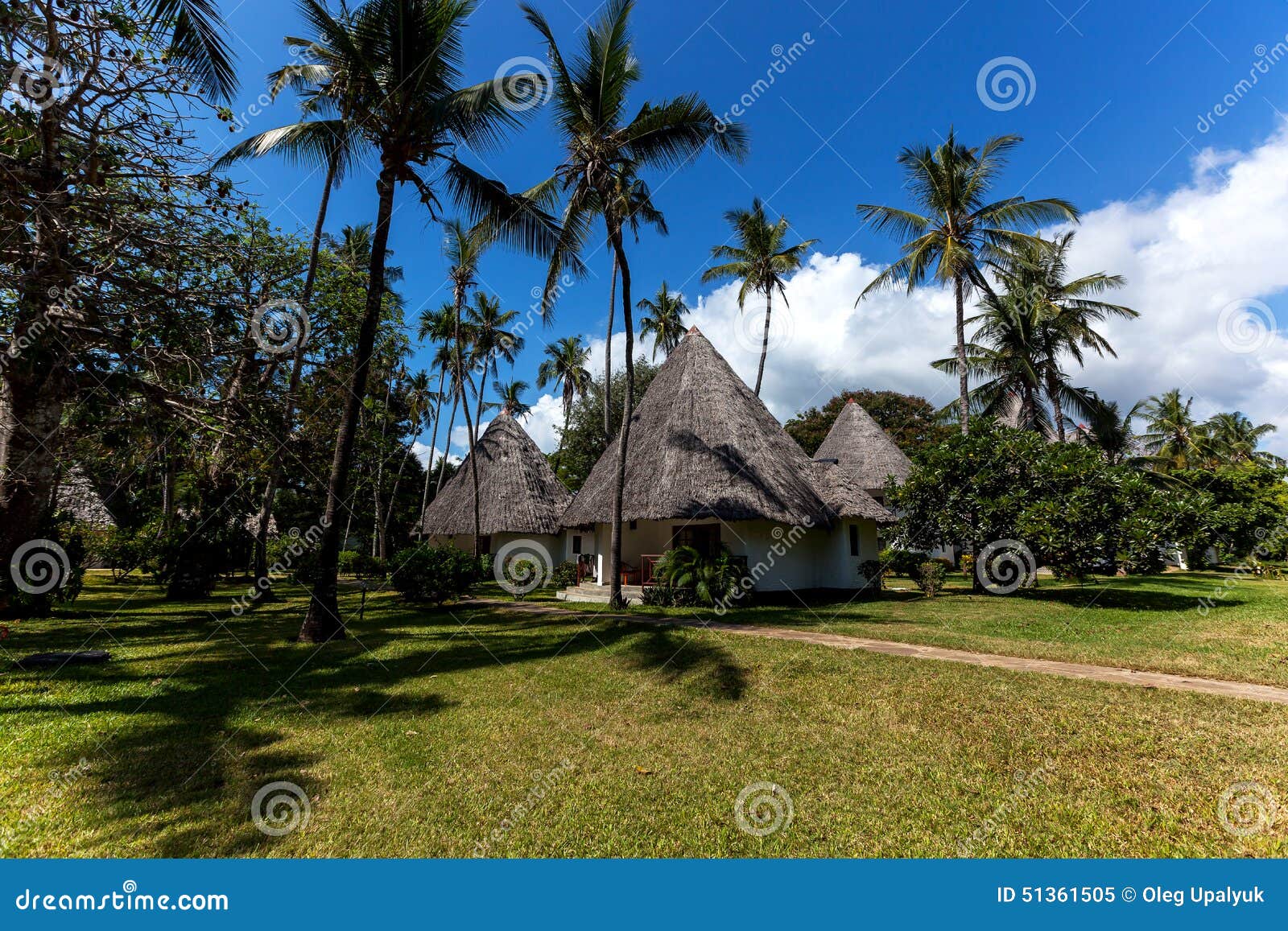 Vakantie, palmen, oceaan, hotel, vakantie,. Hotel met bungalowwen, palmen op het strand, vakantie in Kenia, geluid van de oceaan, ligstoelen op het strand, aard, mooi landschap