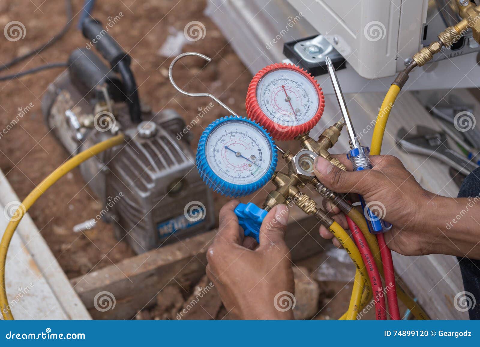 Vakuumpumpe Evakuiert Luft Von Der Klimaanlage Stockfoto - Bild von  ingenieur, installateur: 74899120