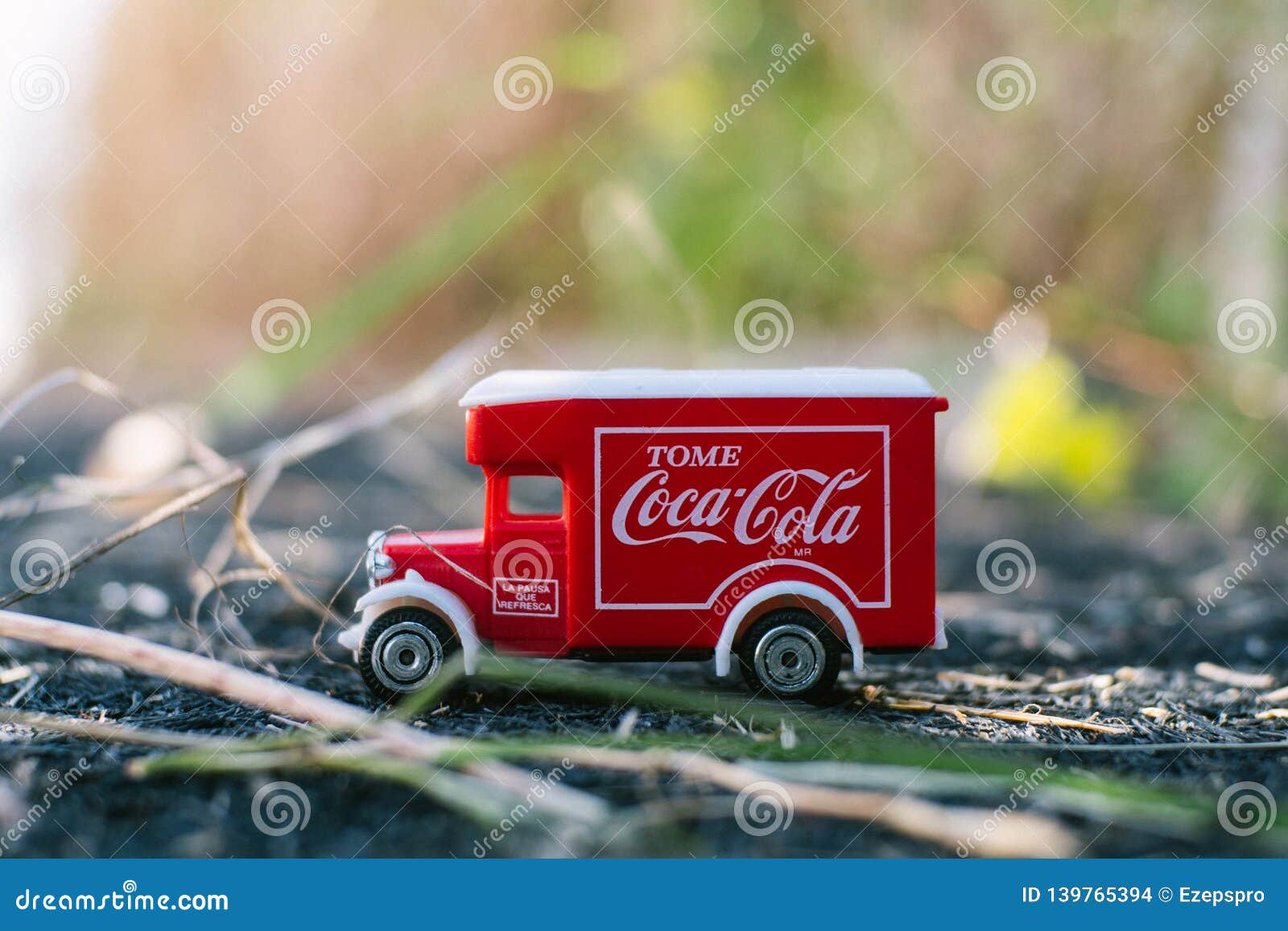 Valência - Espanha, O 13 De Fevereiro De 2019: Caminhão Velho Do Brinquedo  Com Logotipo De COCA-COLA Em Fundo Unfocused Imagem de Stock Editorial -  Imagem de estilo, tiro: 139765394