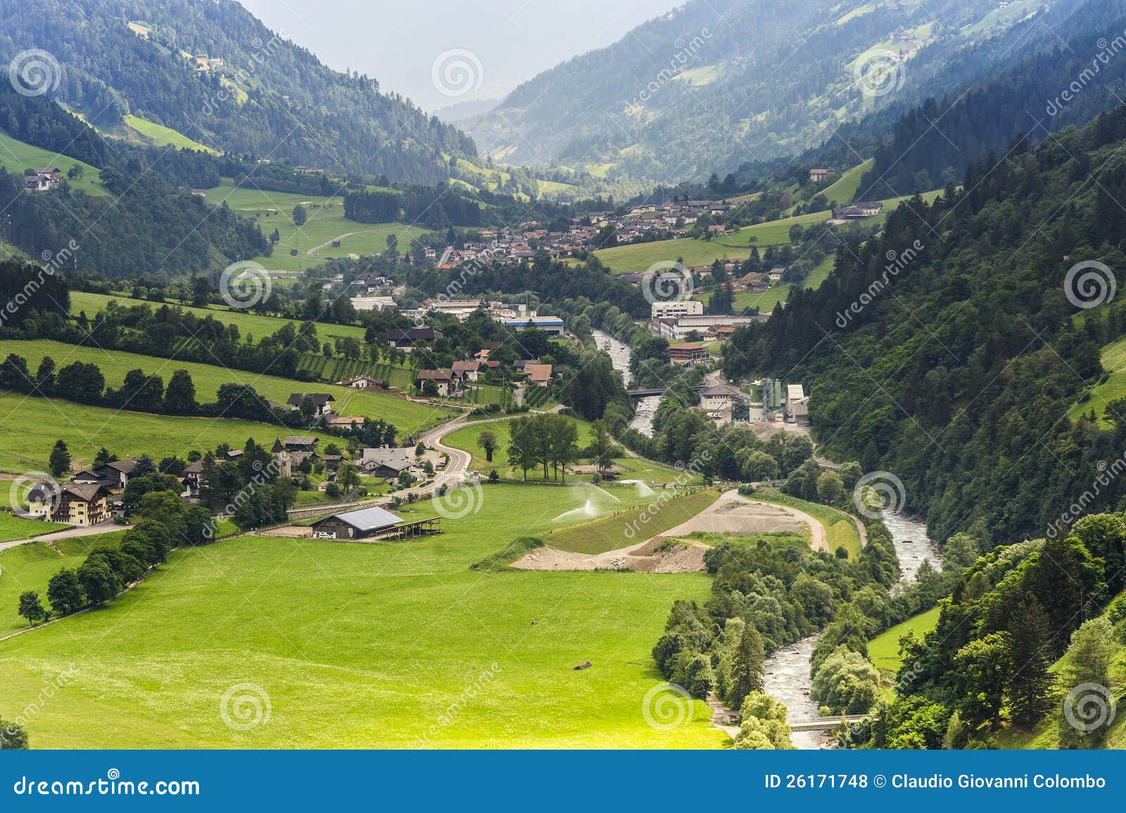 Val Passiria (Bolzano, alto Adige, Italy de Trentino) no verão. Leonardo de San em Passiria