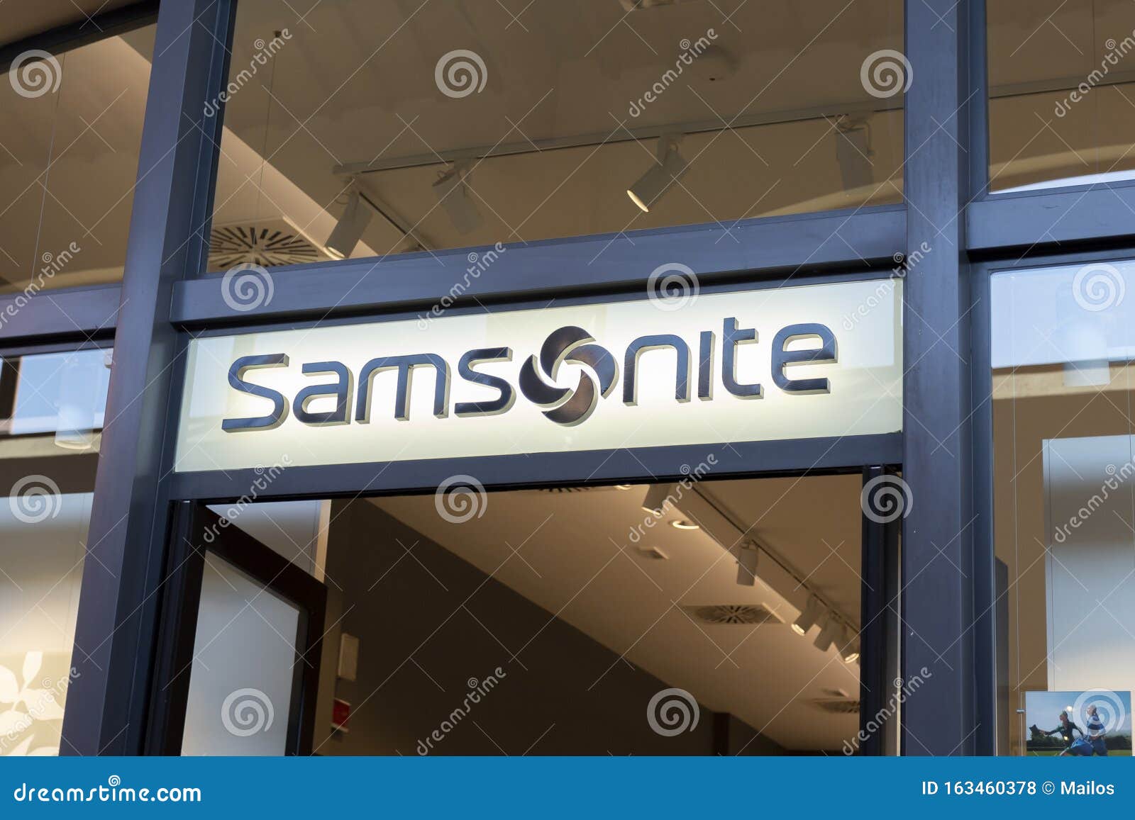 Valdichiana Outlet Village, Italia 09/17/2019: Logo Di Samsonite in Un  Negozio Samsonite è Un'azienda Americana Produttrice Di Ba Fotografia Stock  Editoriale - Immagine di italia, toilette: 163460378