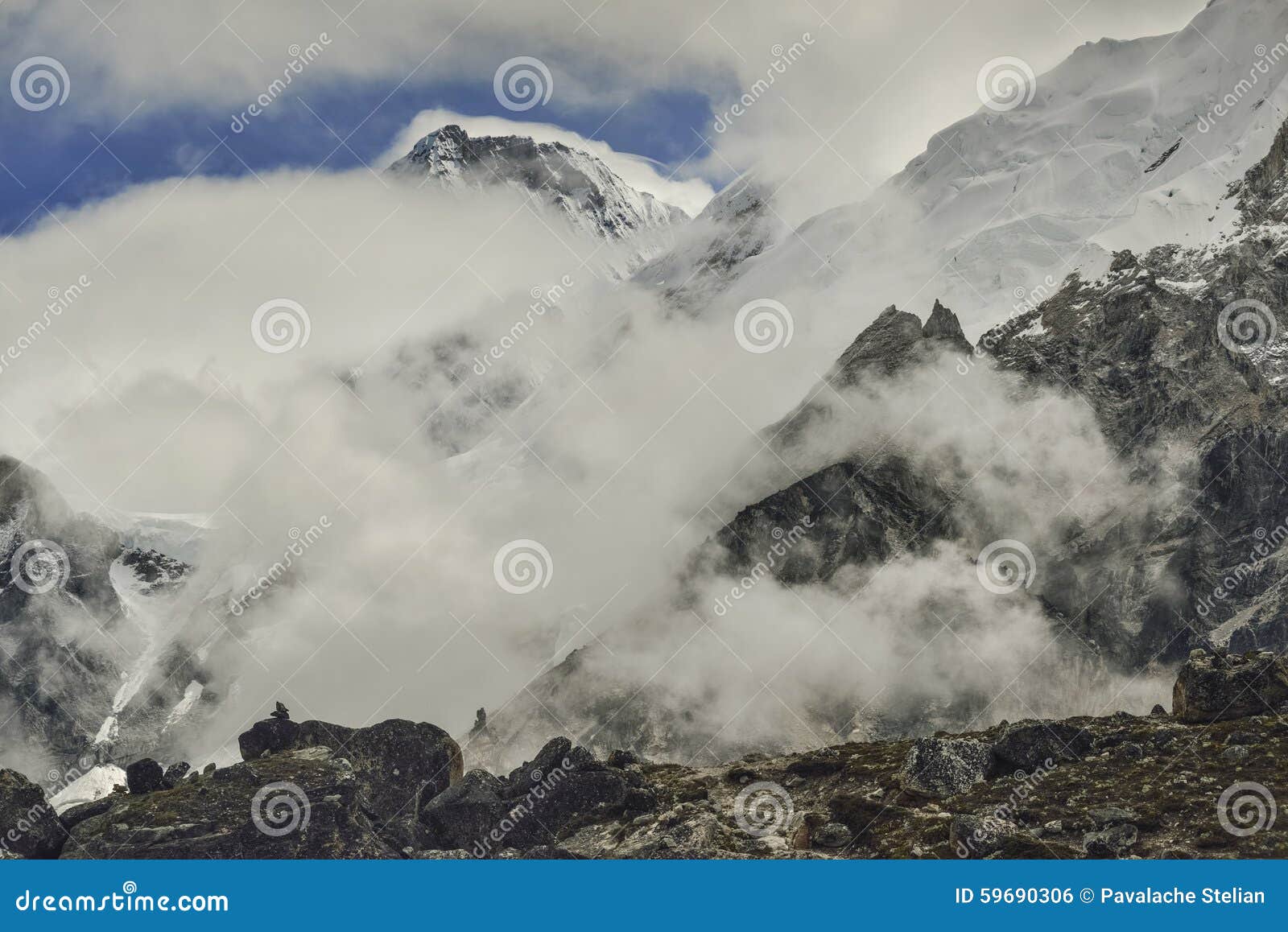 Vale de Khumbu de Gorak Shep Himalaya, Nepal. Paisagem do vale de Khumbu perto de Gorak Shep (5,164m) Himalaya, Nepal No fundo no pico esquerdo de Changtse (7550m), no pico direito de Nuptse (7861m) e no Monte Everest (8848m) no meio