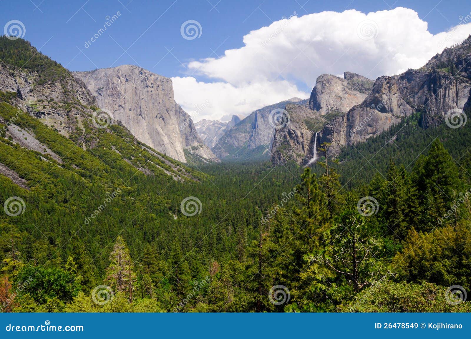 Opinião do vale de Yosemite do ponto de opinião do túnel da entrada do parque nacional de Yosemite.